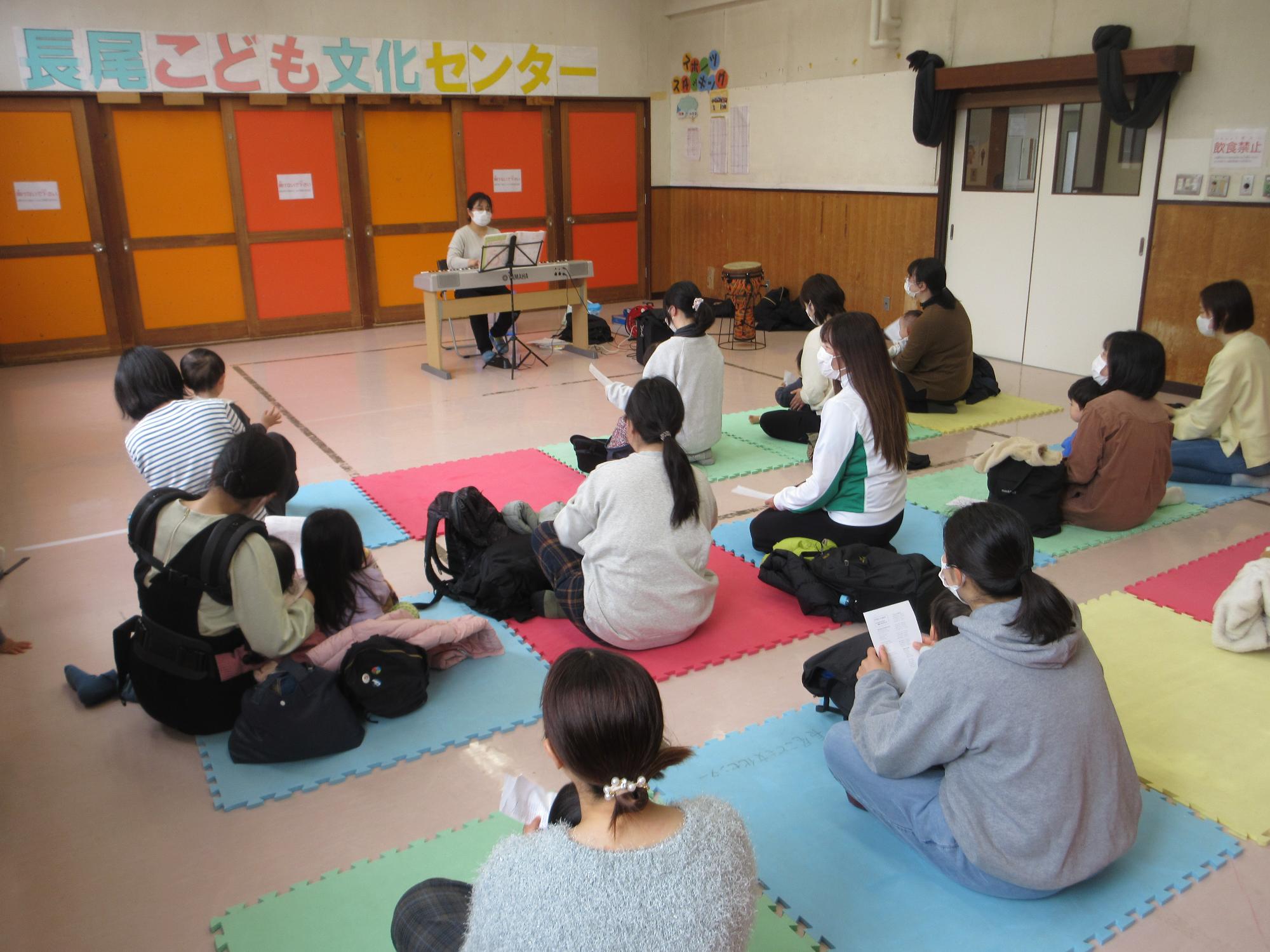 歌を歌う人たちの写真