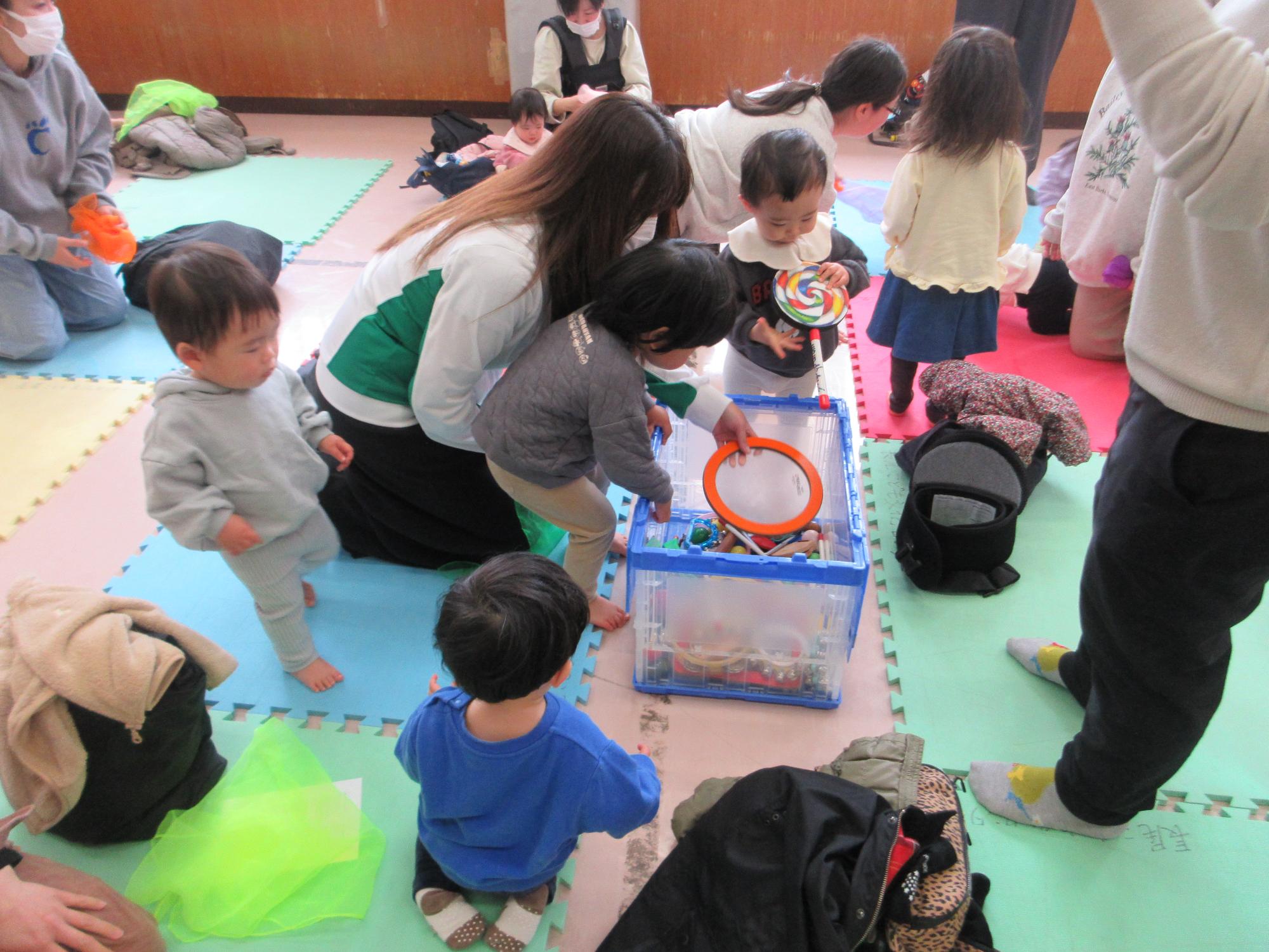 楽器を選ぶこどもたちの写真