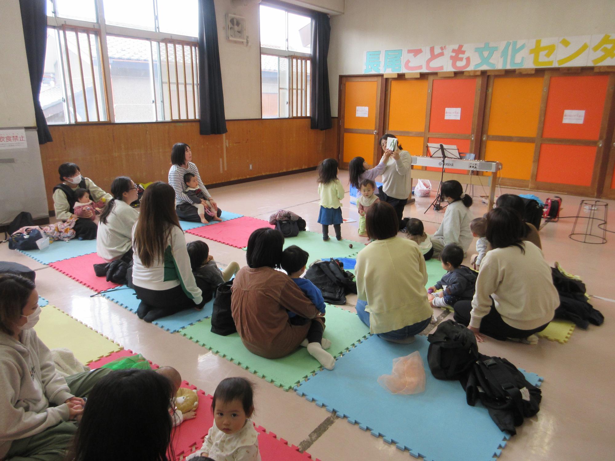 よみきかせを聞く人たちの写真