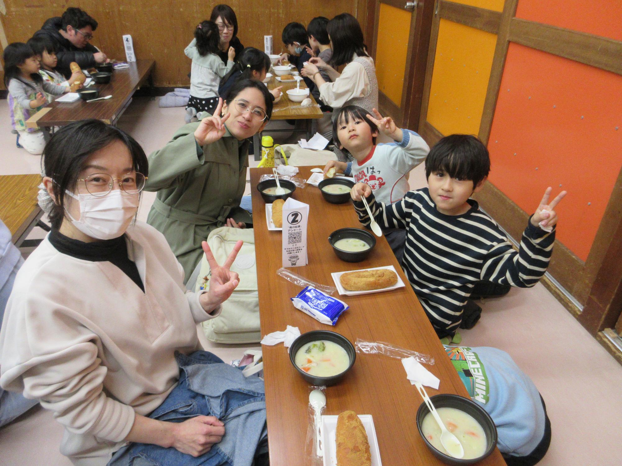 ご飯を食べる人たちの写真