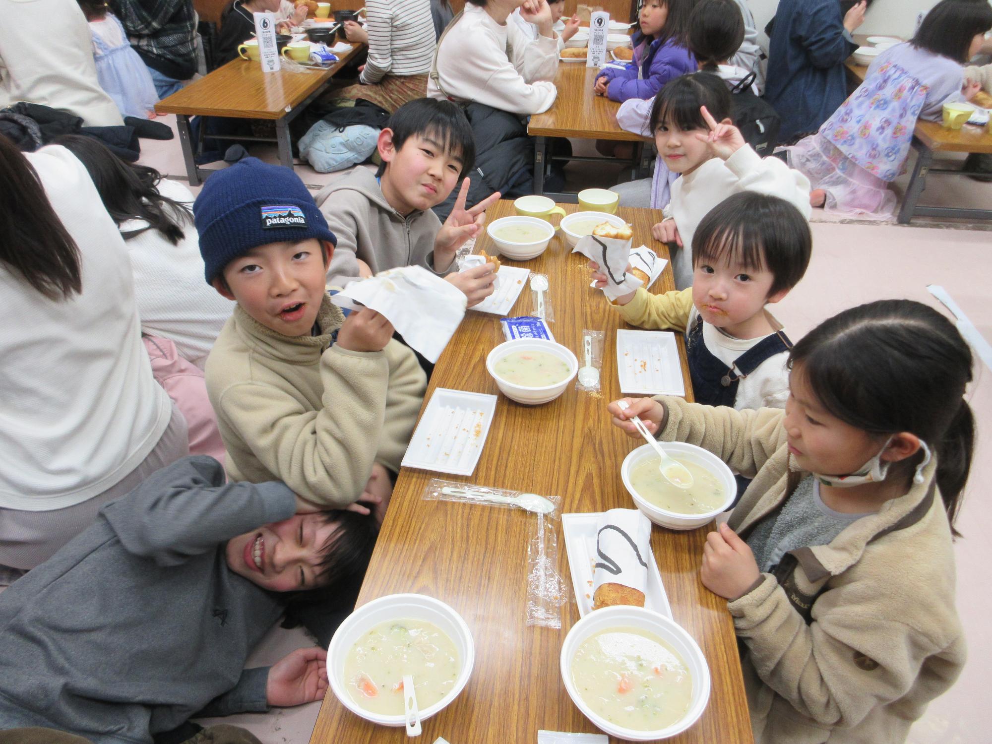 ご飯を食べる人たちの写真