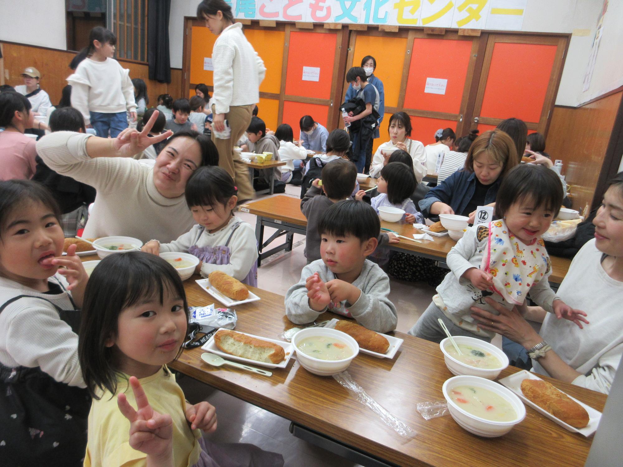 ご飯を食べる人たちの写真