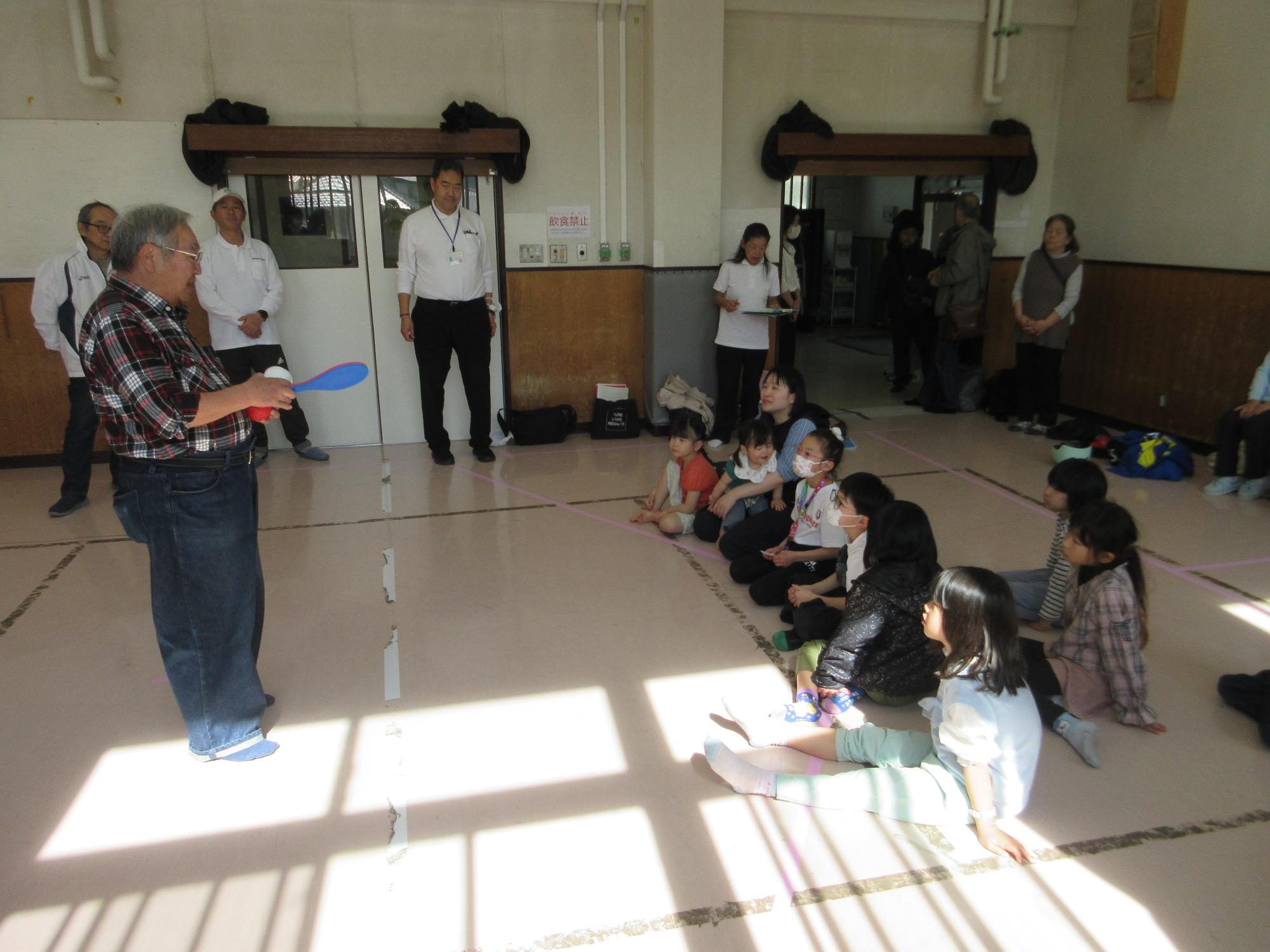 ボッチャをする人たちの写真