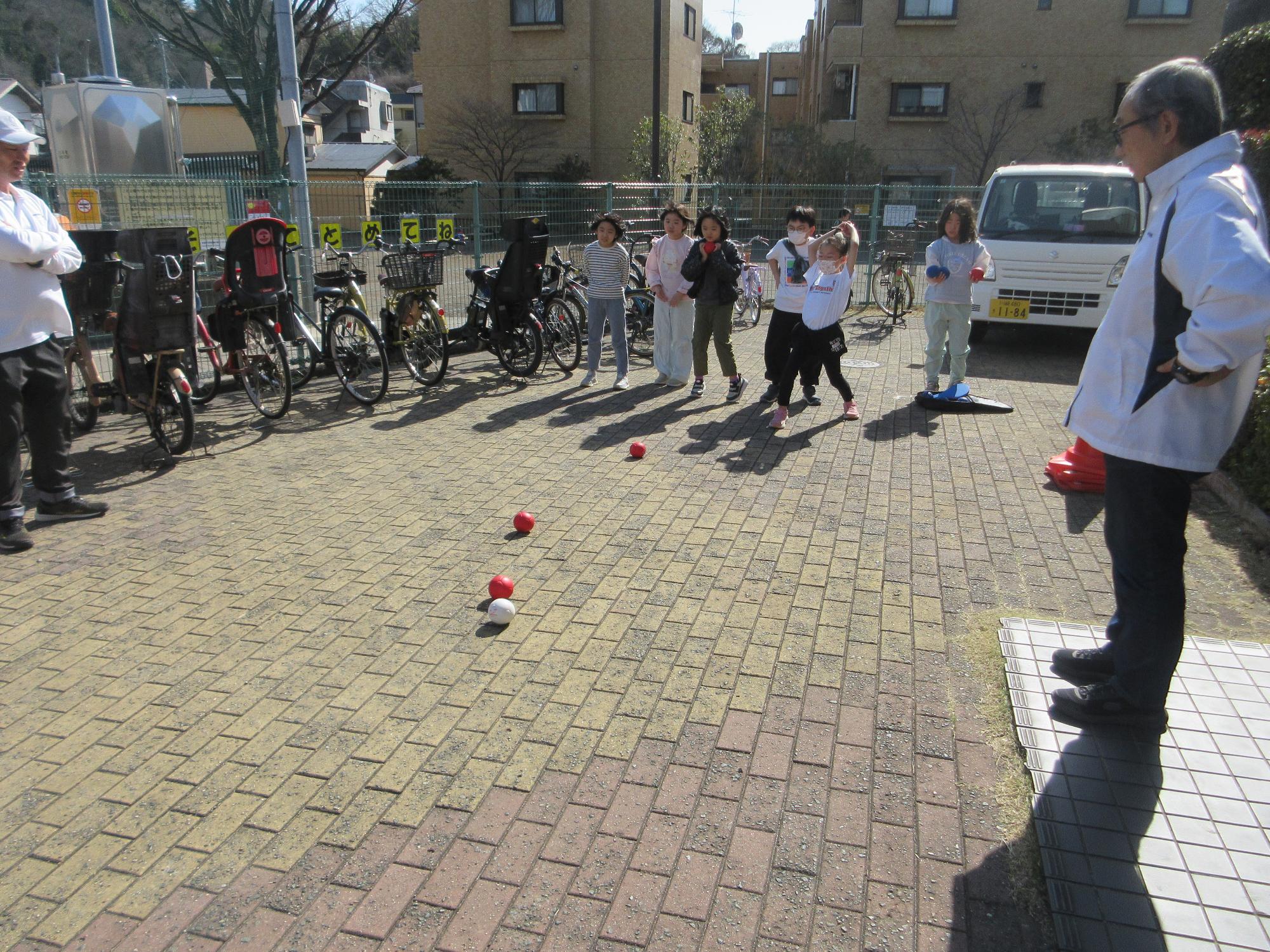 ボッチャをする人たちの写真