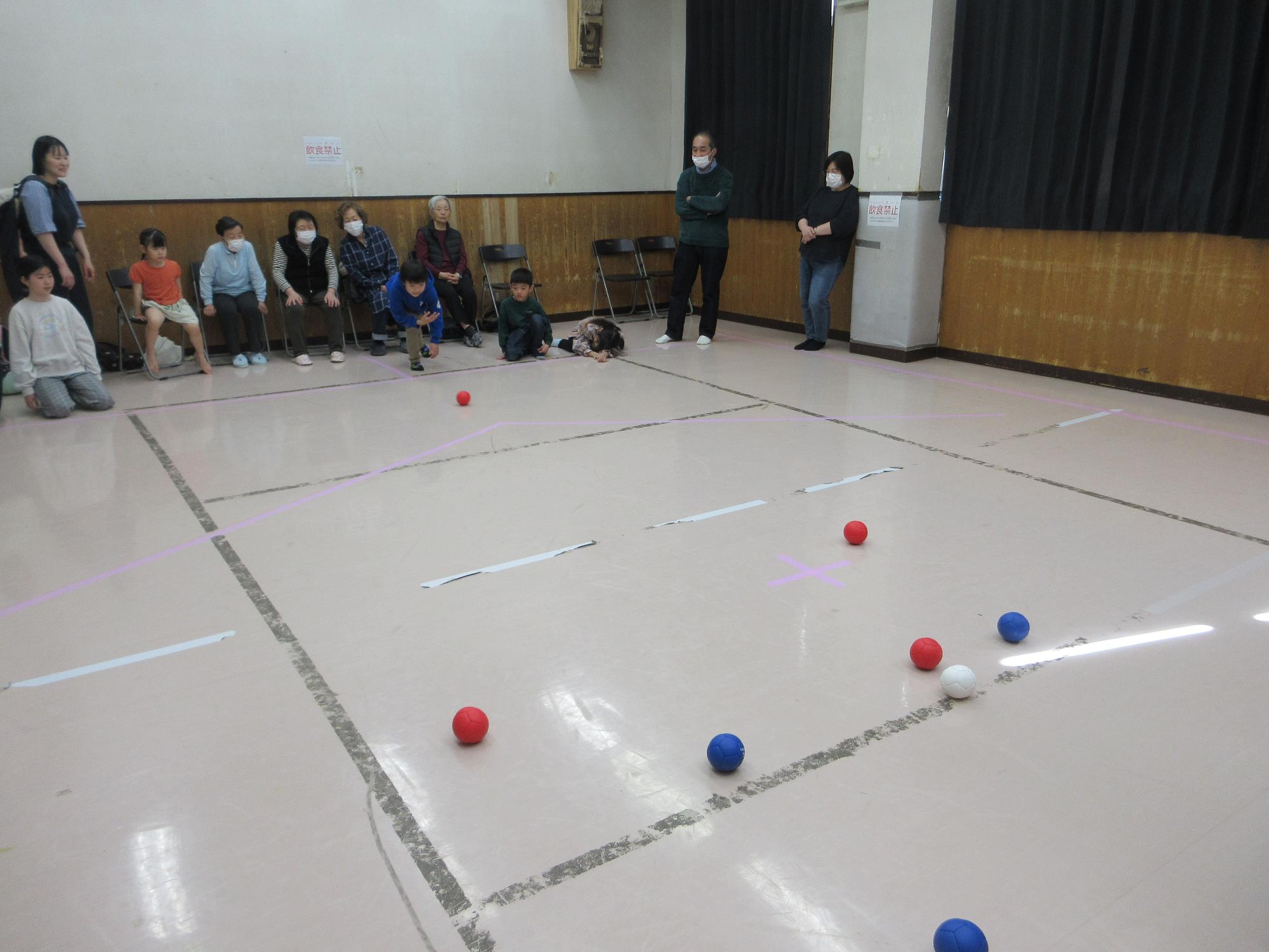 ボッチャをするこどもたちの写真