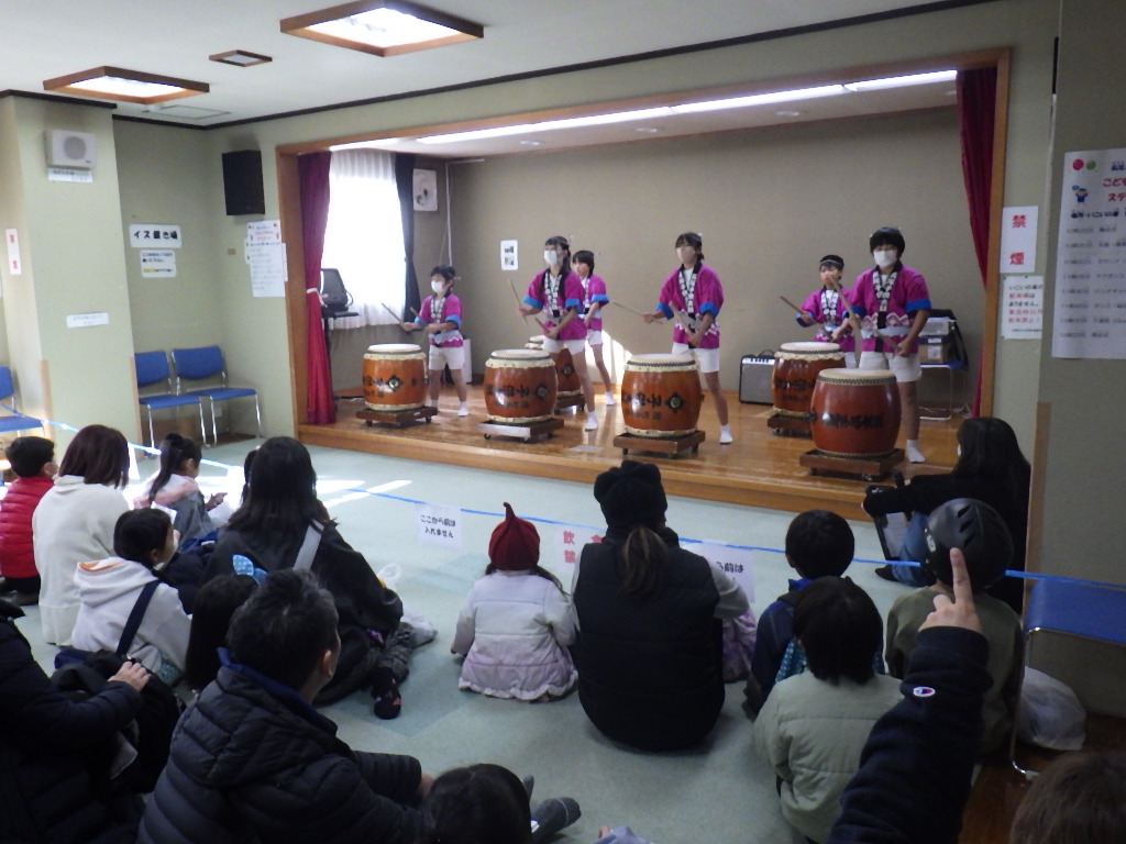 太鼓を叩くこどもたちの写真