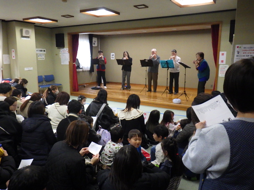 笛を吹く人たちの写真