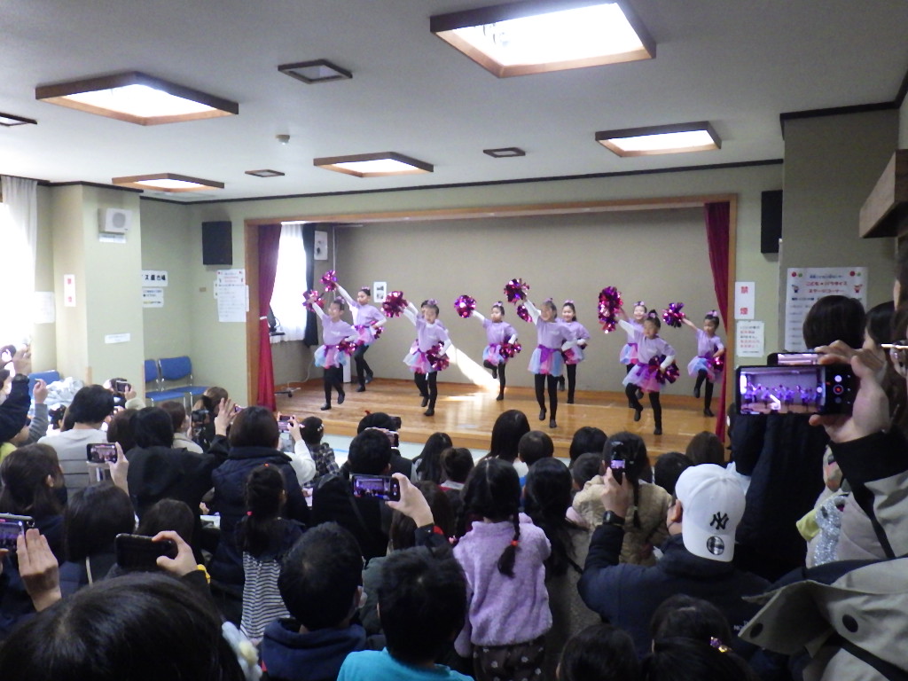 チアダンスを踊るこどもたちの写真