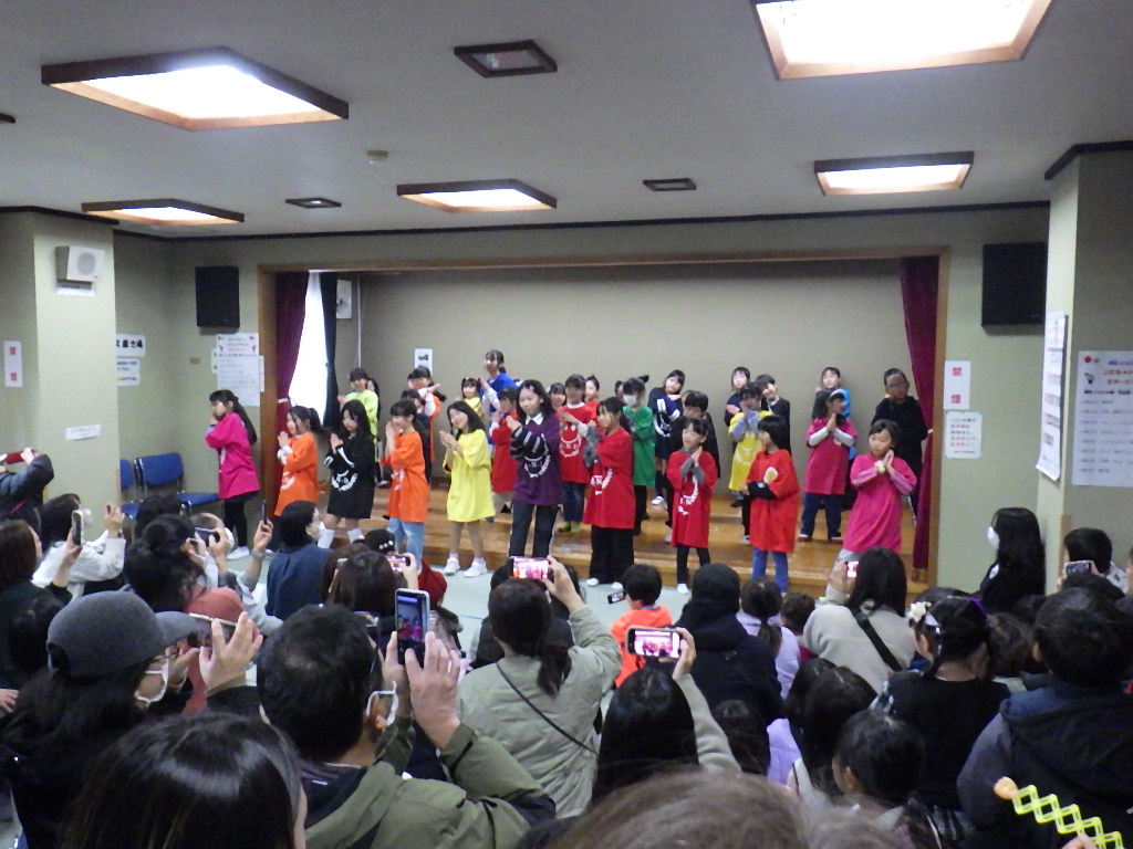 ダンスを踊るこどもたちの写真