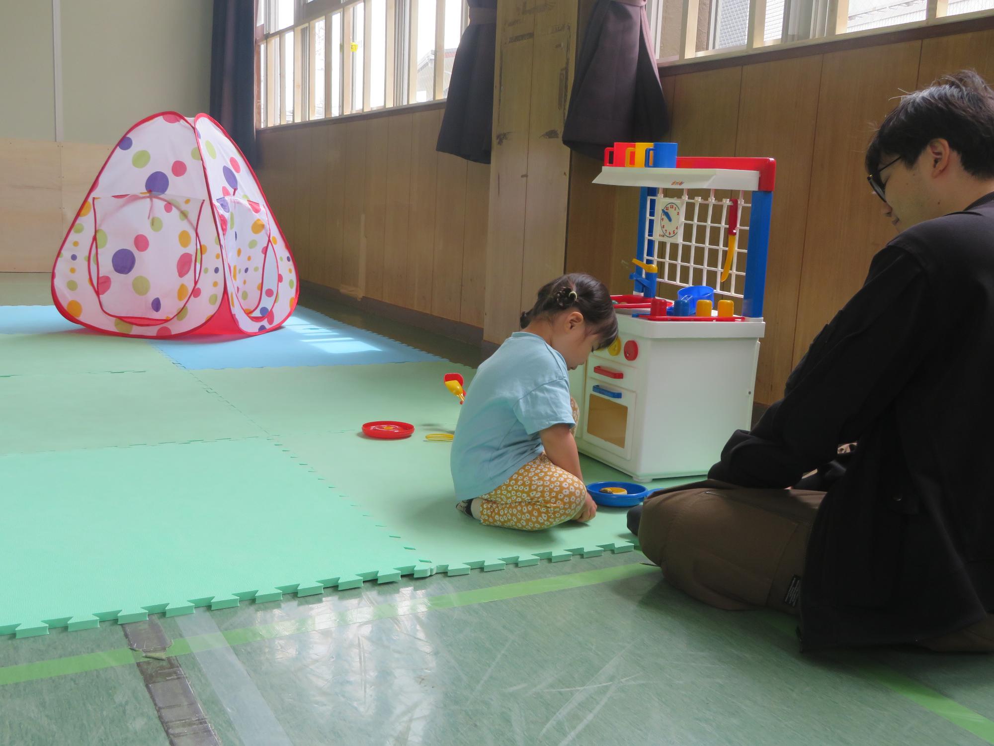 おままごとをして遊ぶ幼児の写真