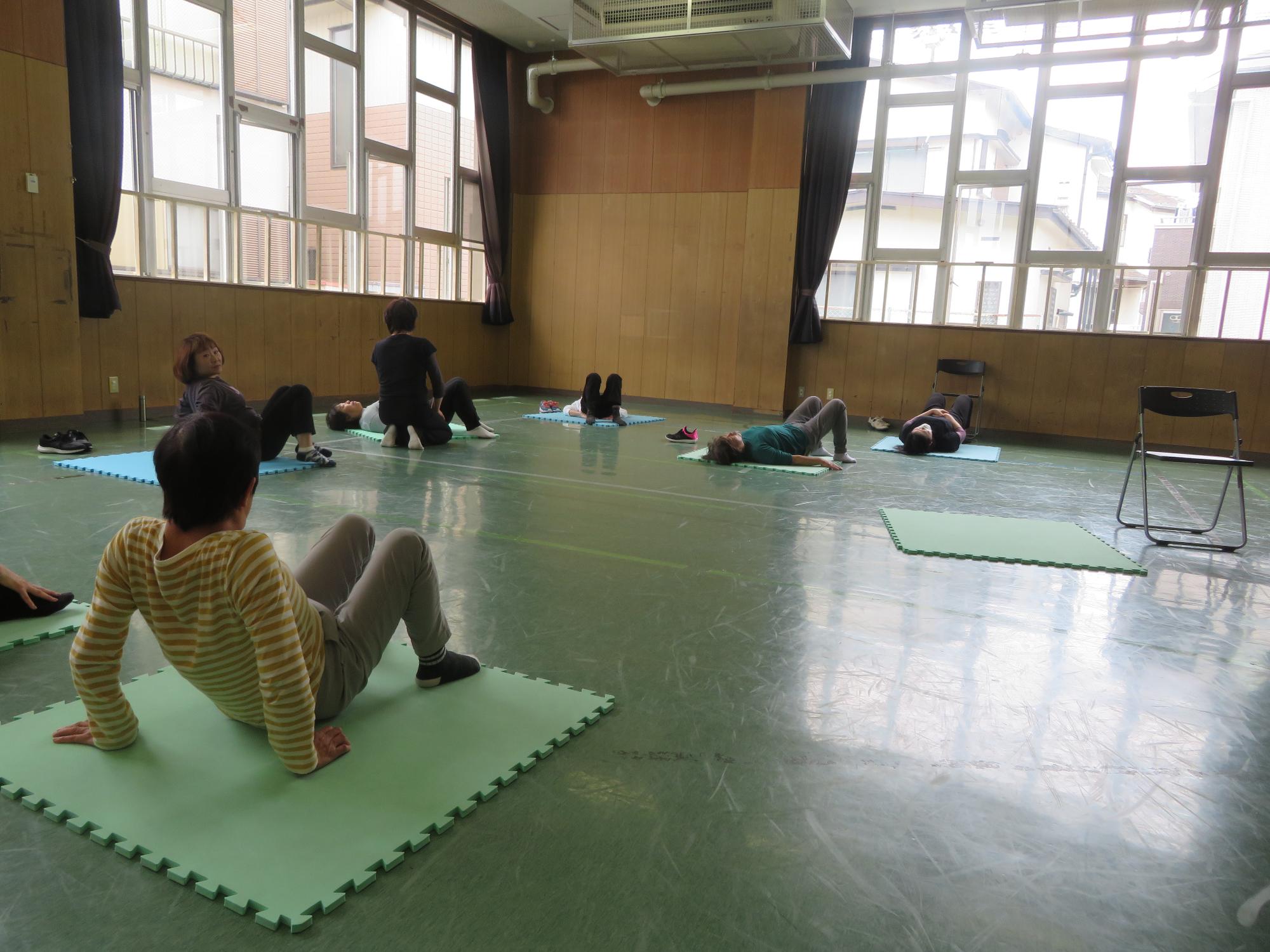 行事中の集会室の様子の写真