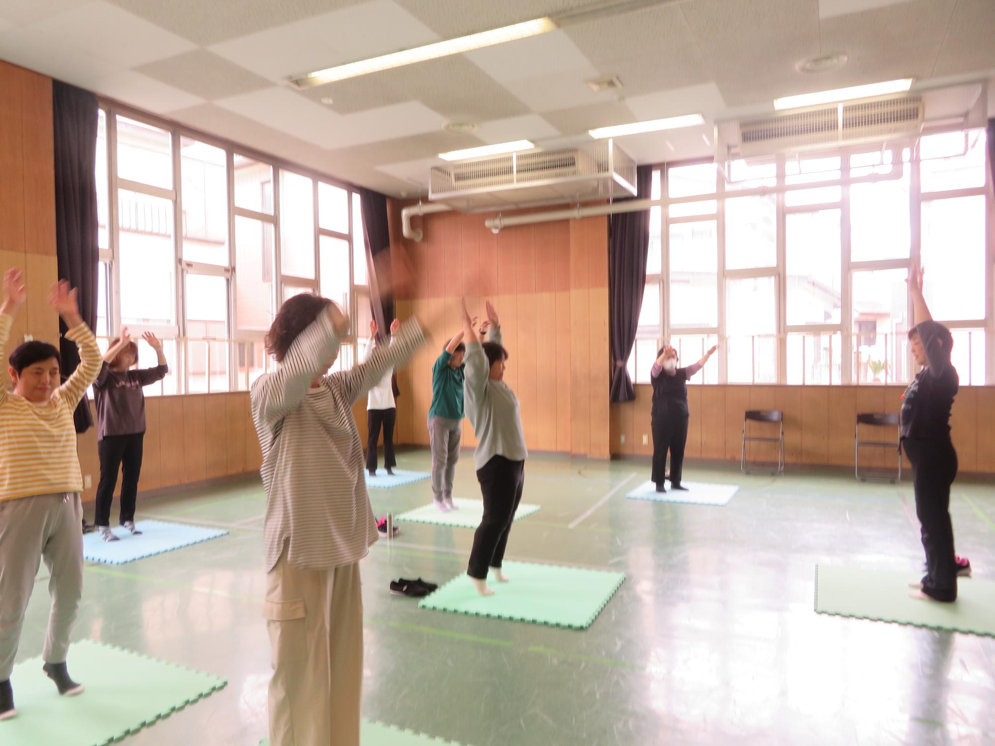 行事中の集会室の様子の写真