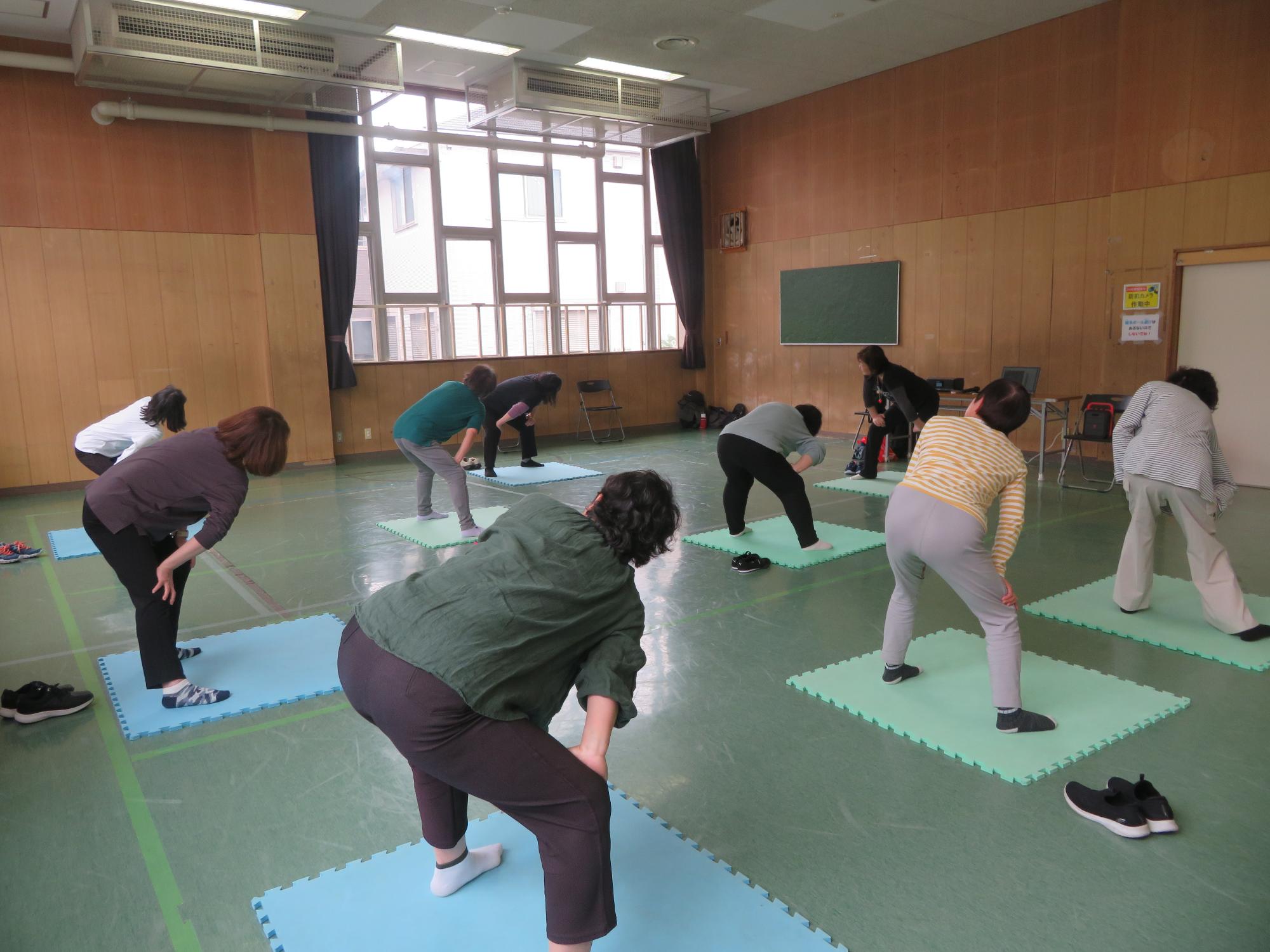 行事中の集会室の様子の写真