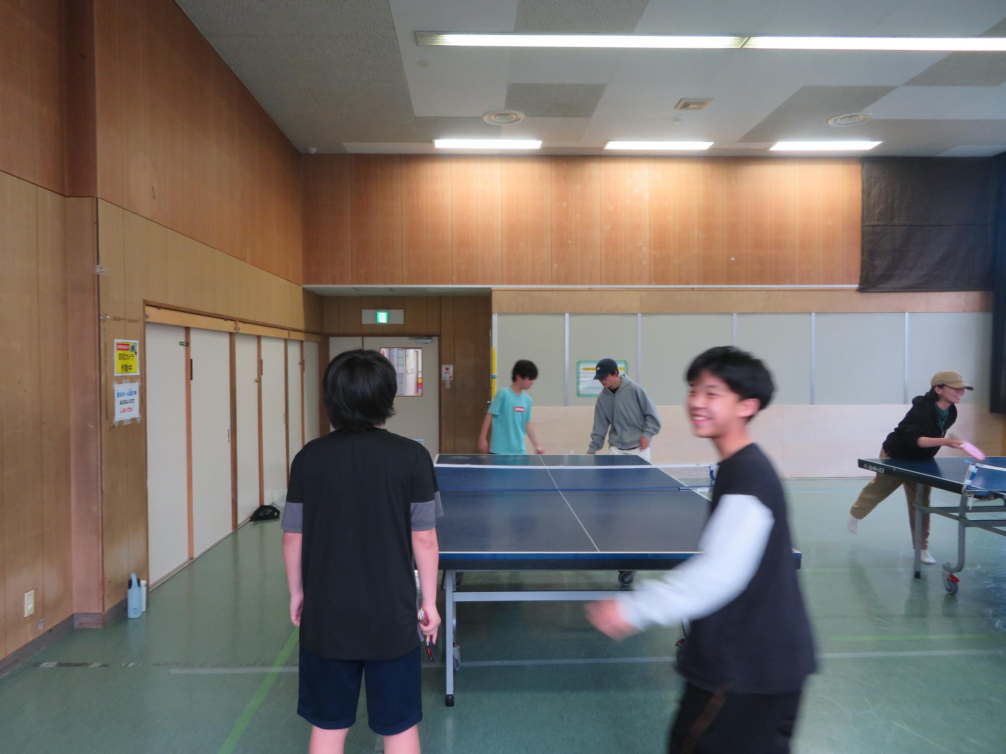 行事中の集会室の様子の写真