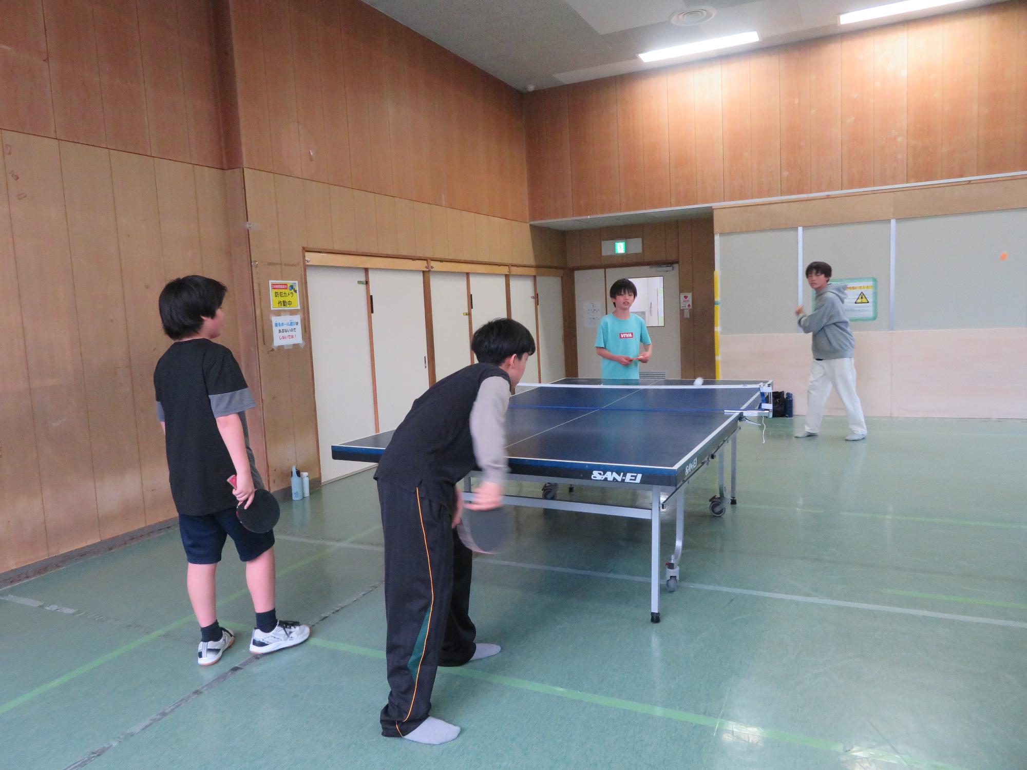 行事中の集会室の様子の写真
