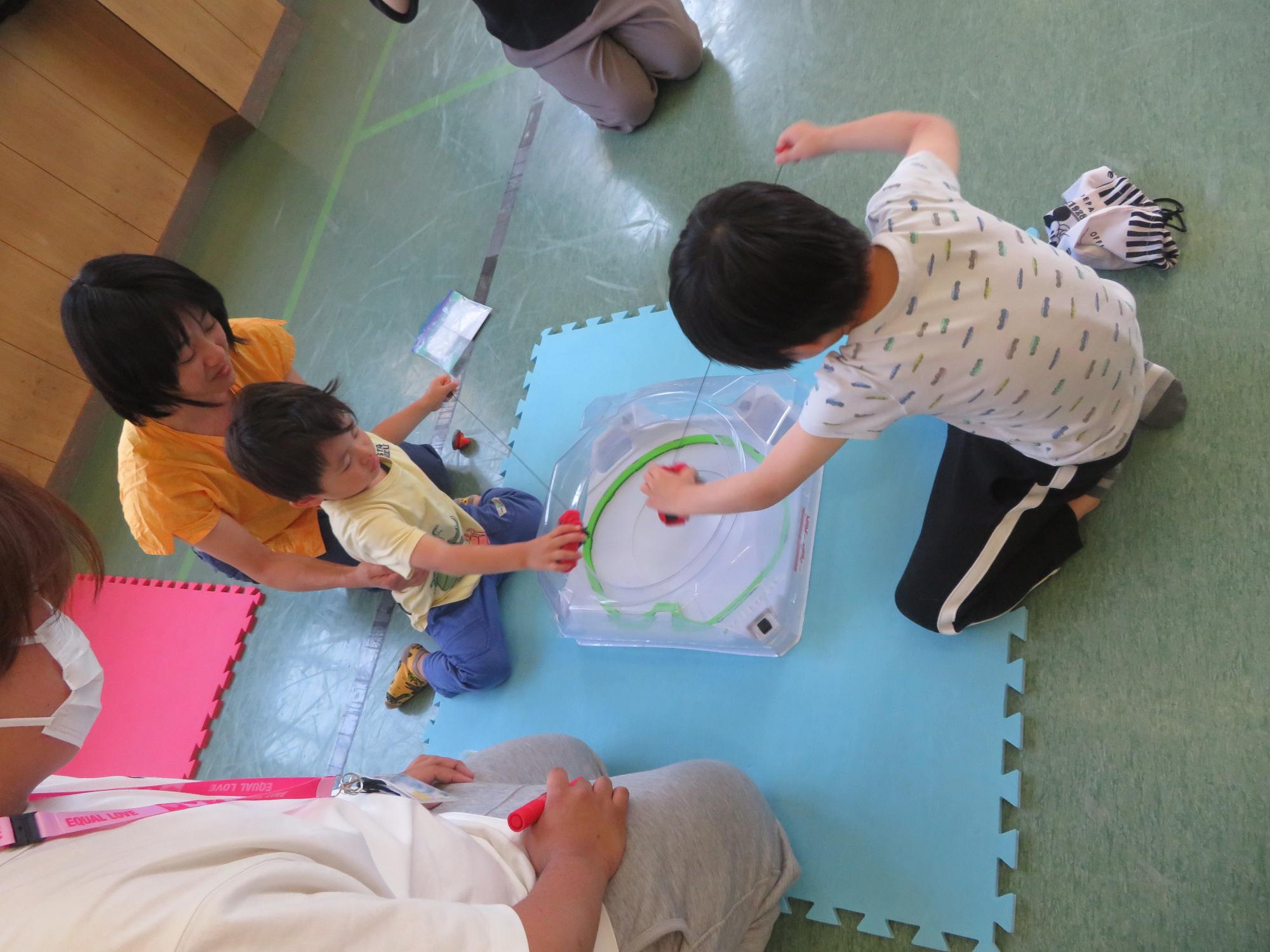 行事中の集会室の様子の写真