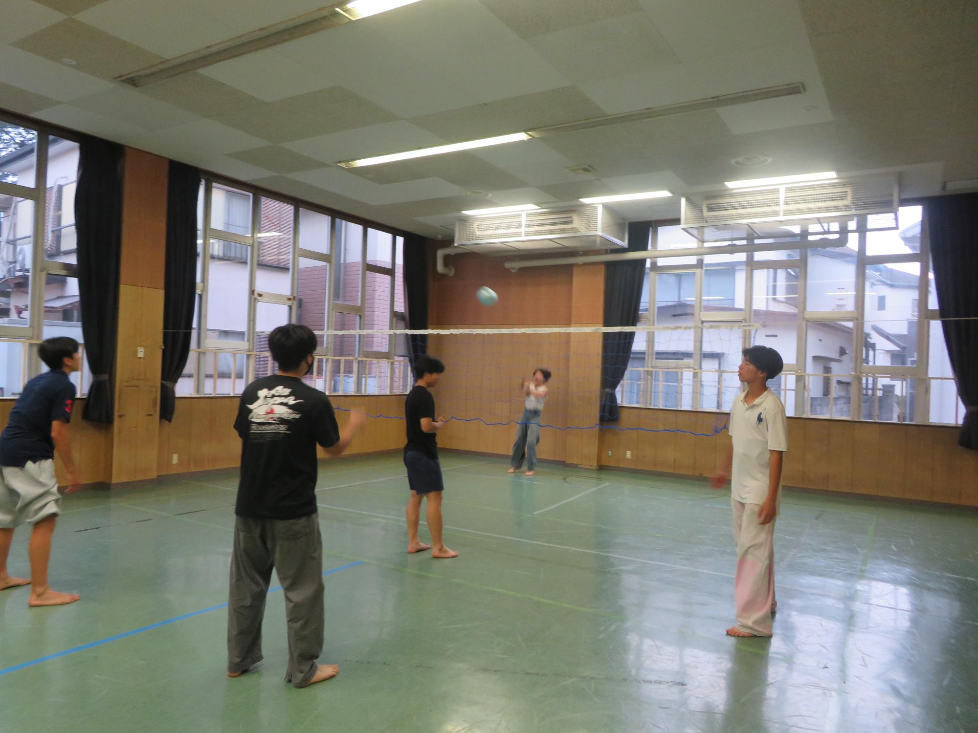 行事中の集会室の様子の写真
