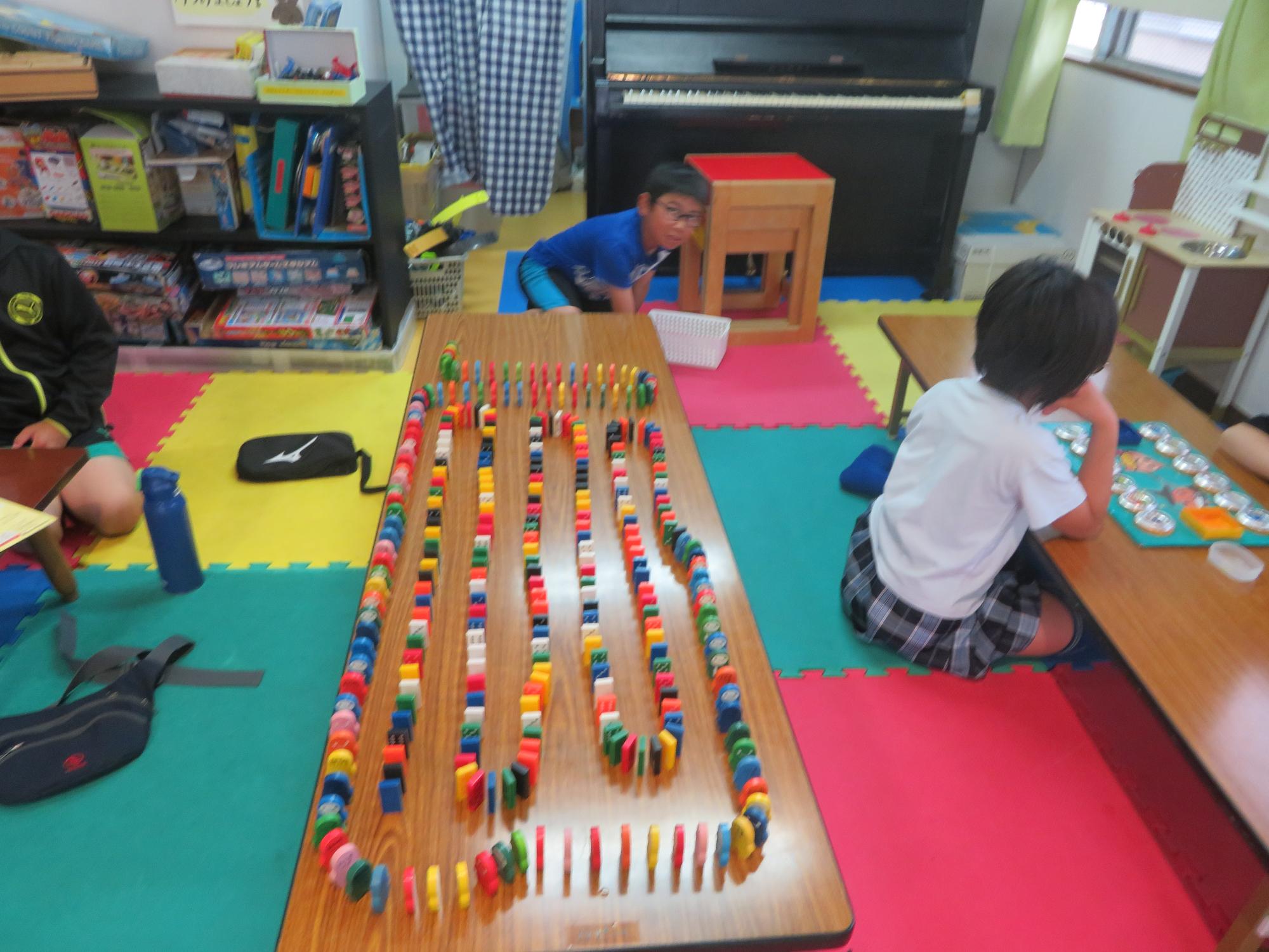 ロビーで遊んでいる子どもの写真