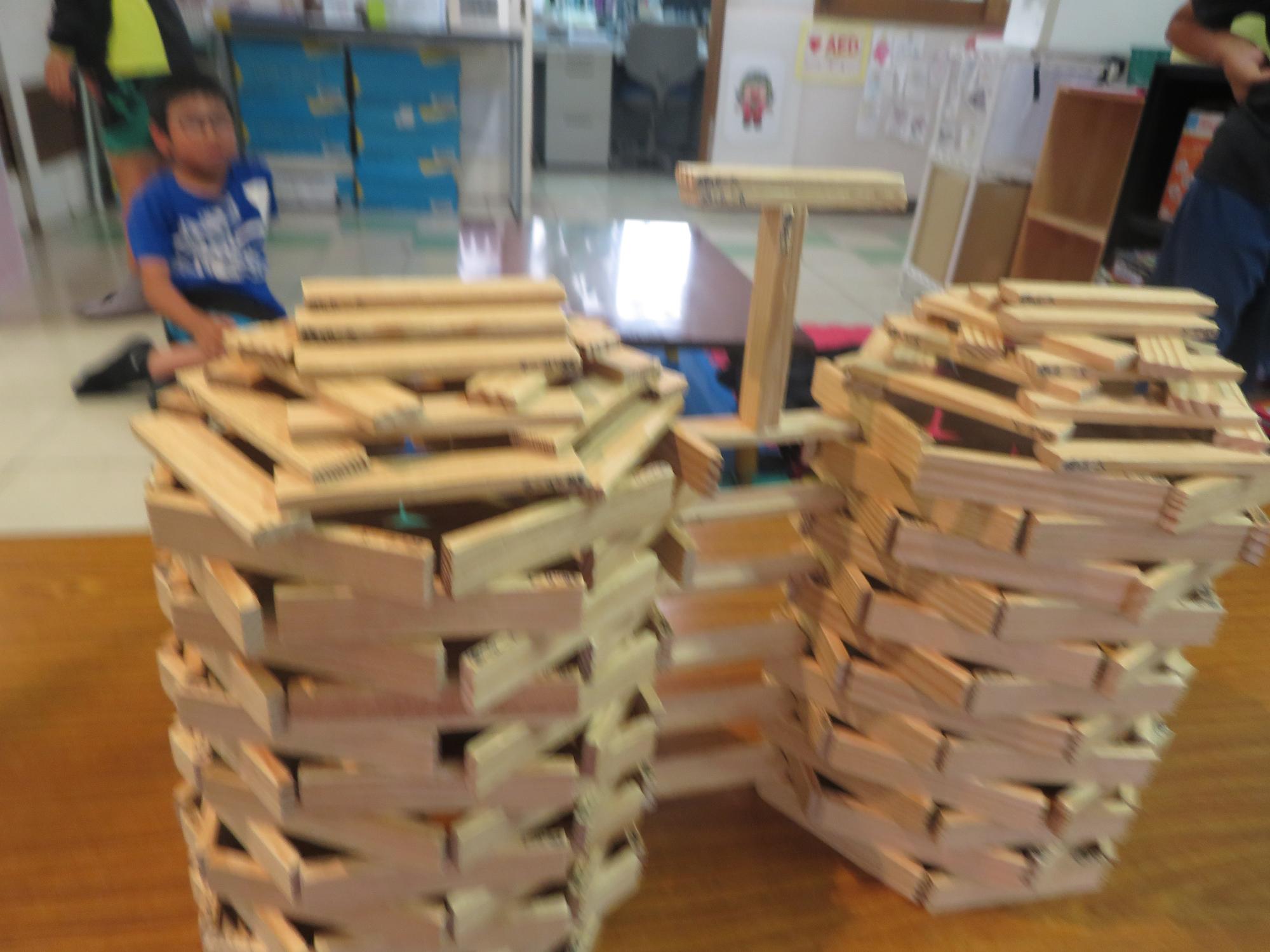 ロビーで遊んでいる子どもの写真