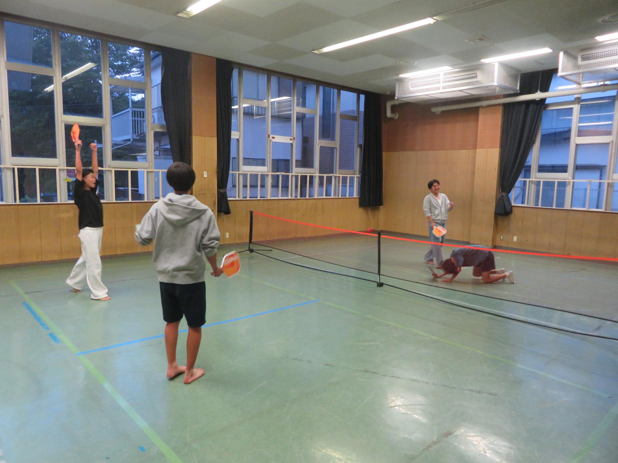 行事中の集会室の様子の写真