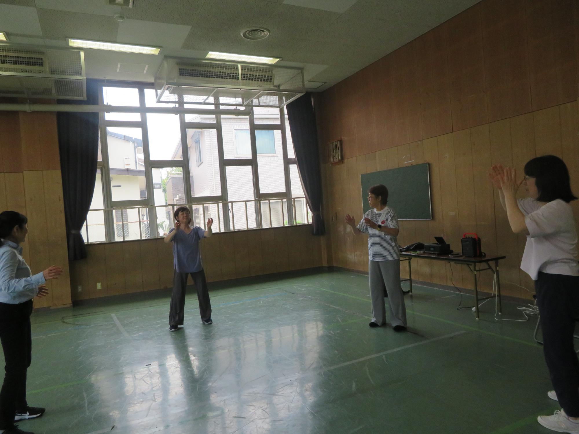 行事中の集会室の様子の写真