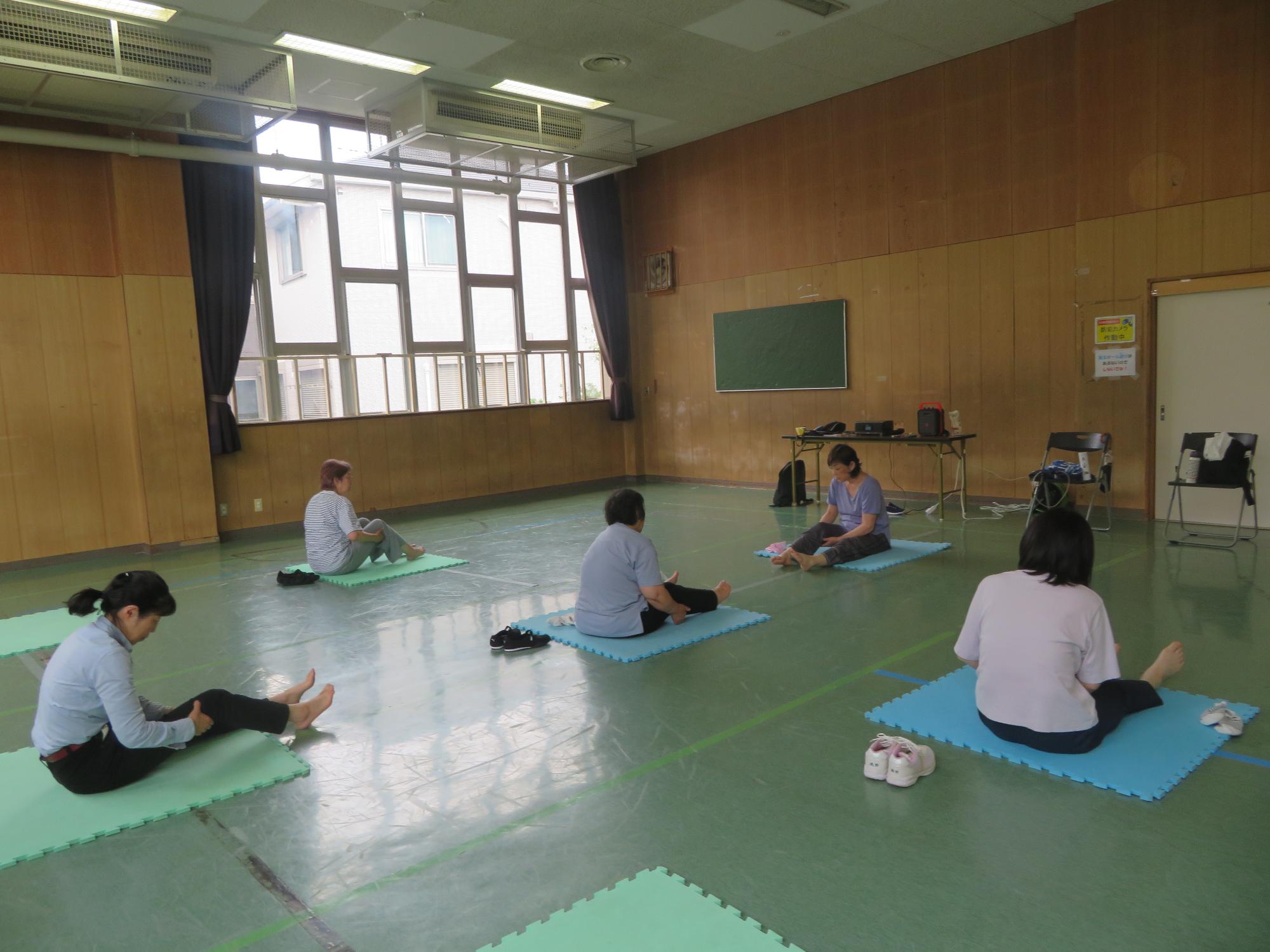 行事中の集会室の様子の写真