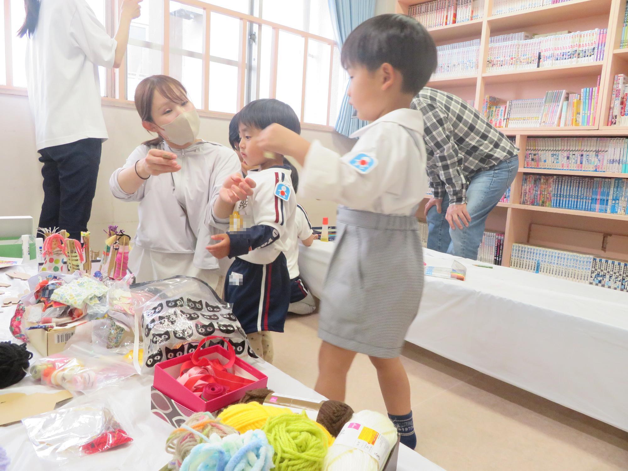 工作をする幼児親子の写真