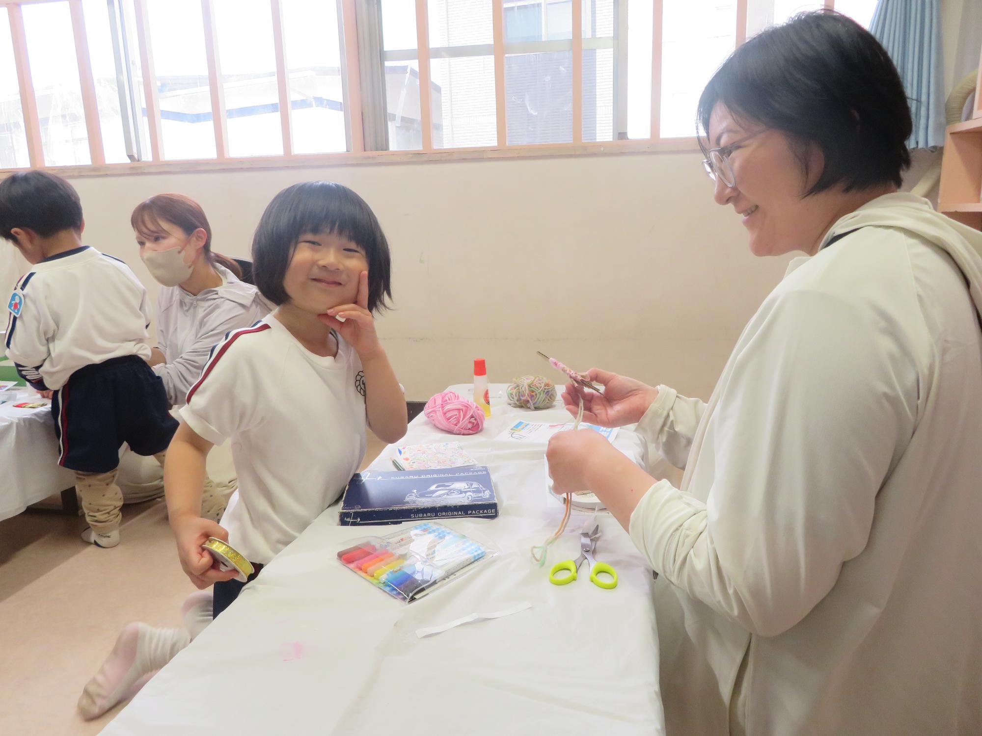 工作をする幼児親子の写真