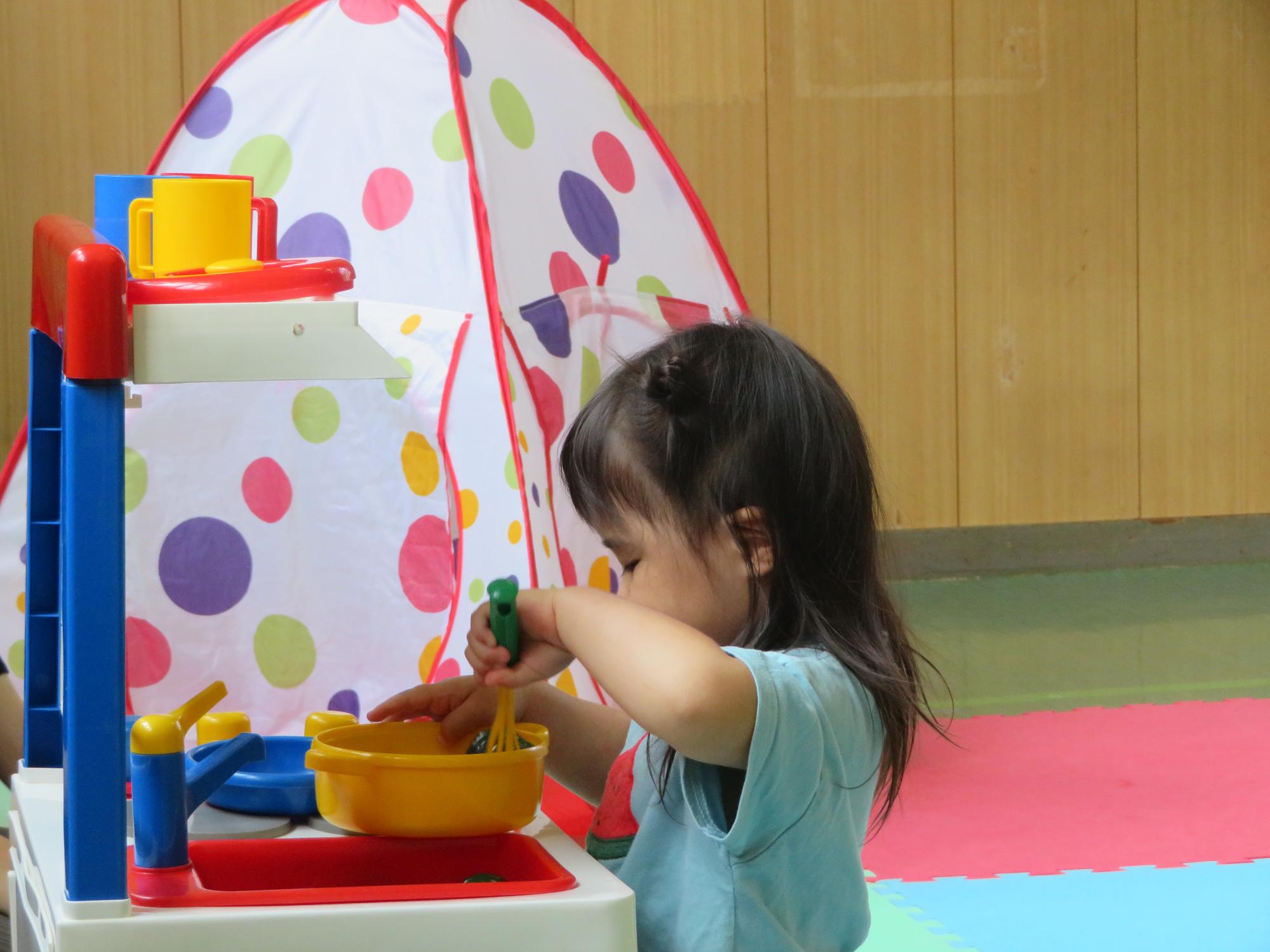 おままごとをする幼児の写真