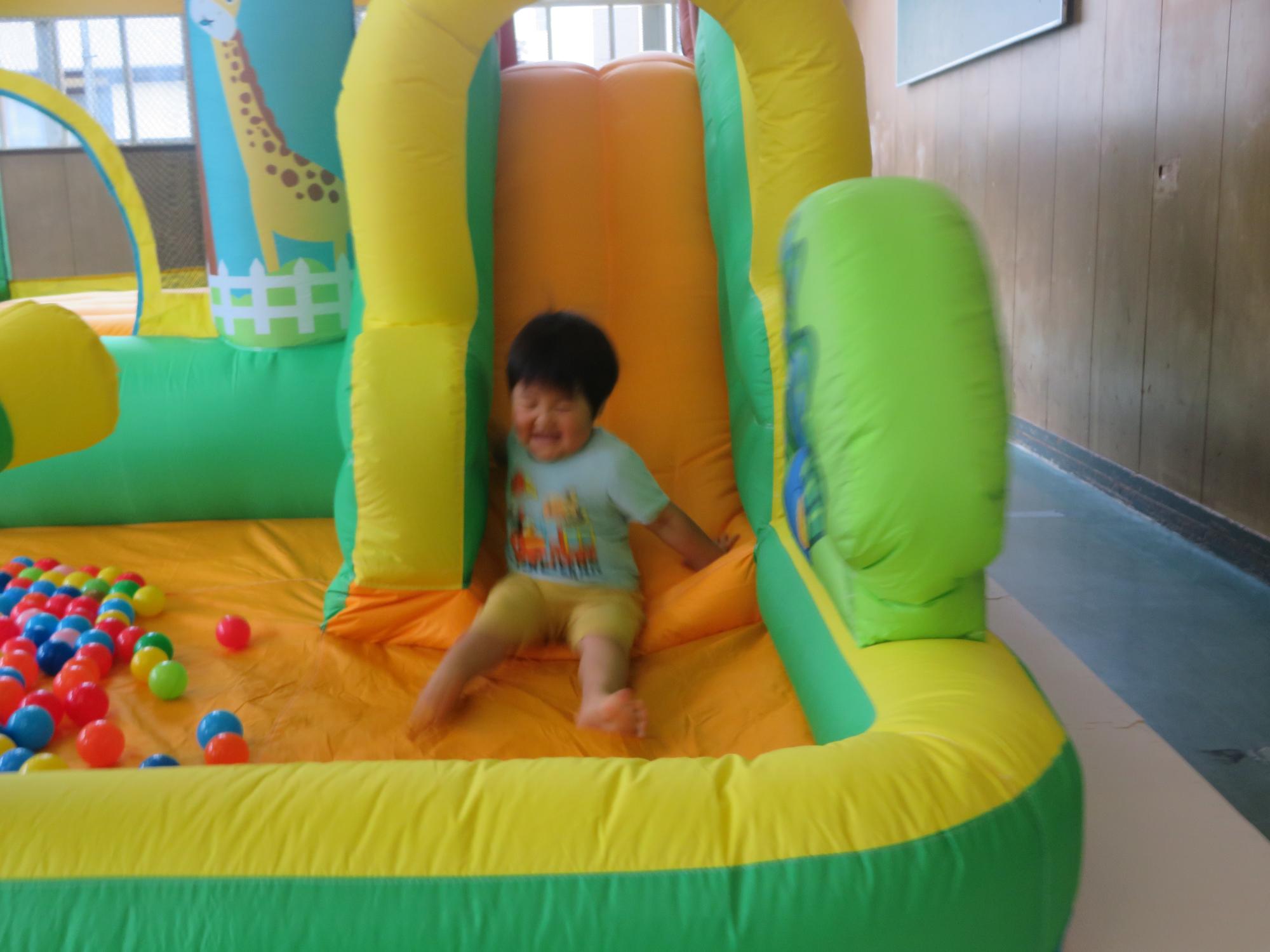 すべりだいであそぶ幼児の写真