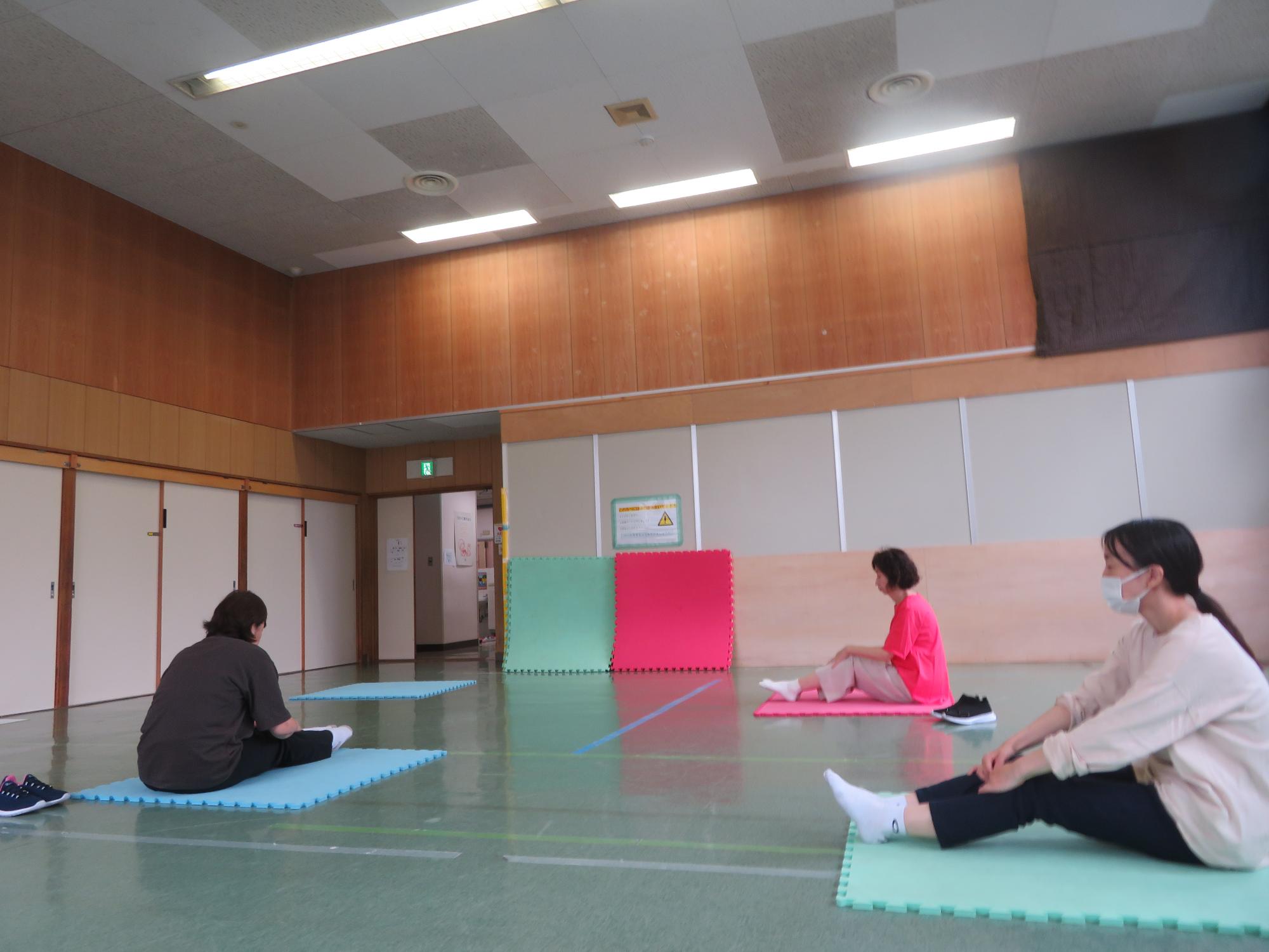 行事中の集会室の様子の写真