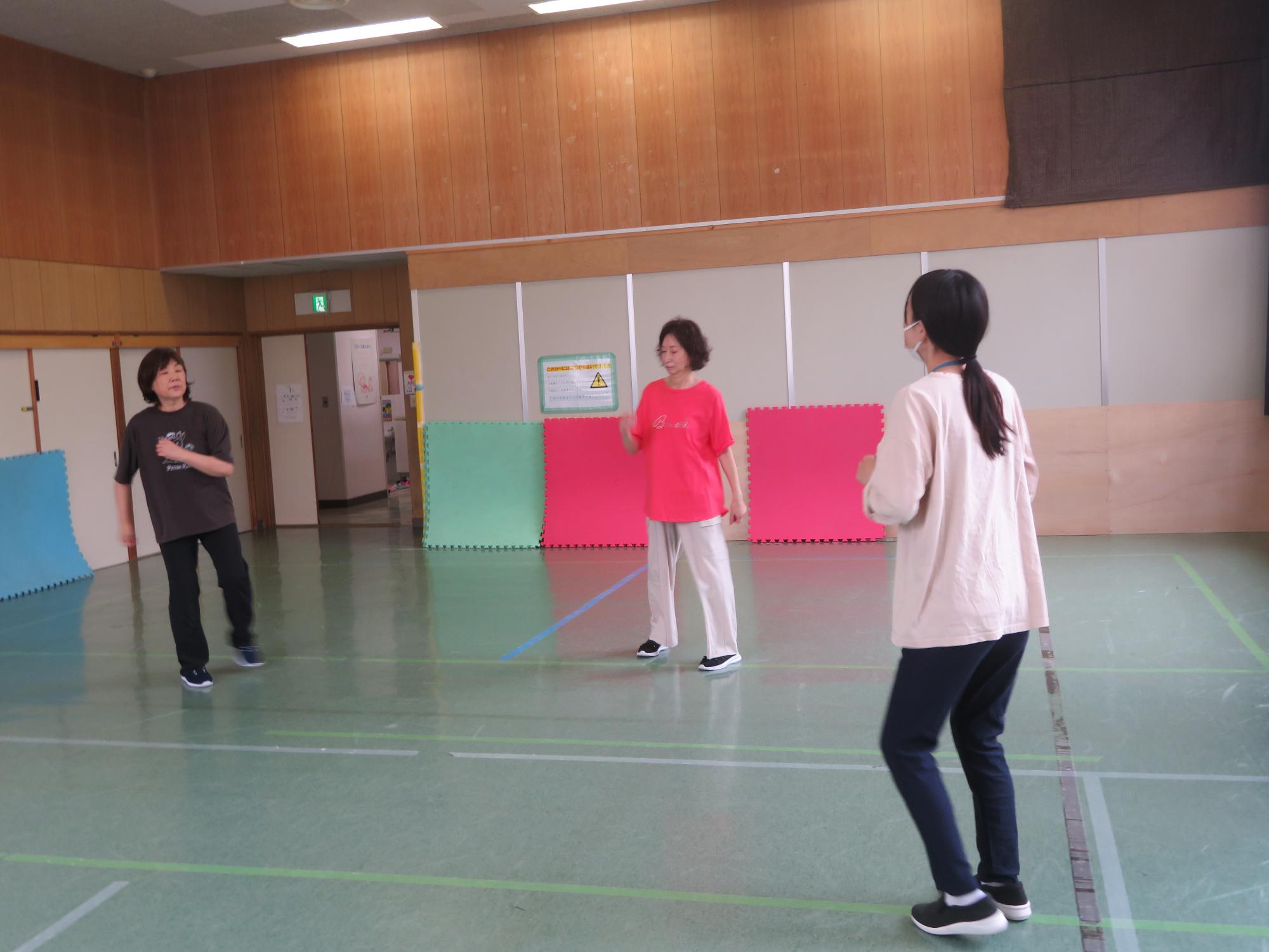行事中の集会室の様子の写真