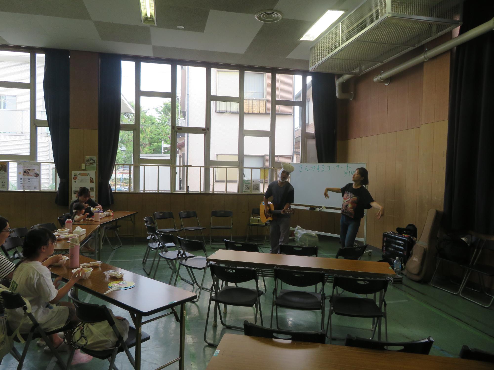 ギター演奏の様子の写真