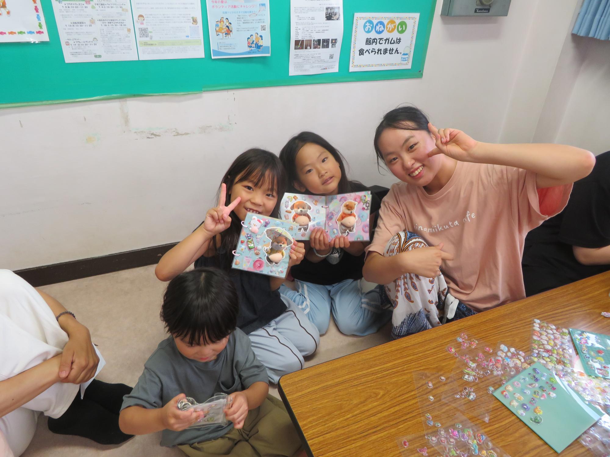 シール帳とこどもたちの写真
