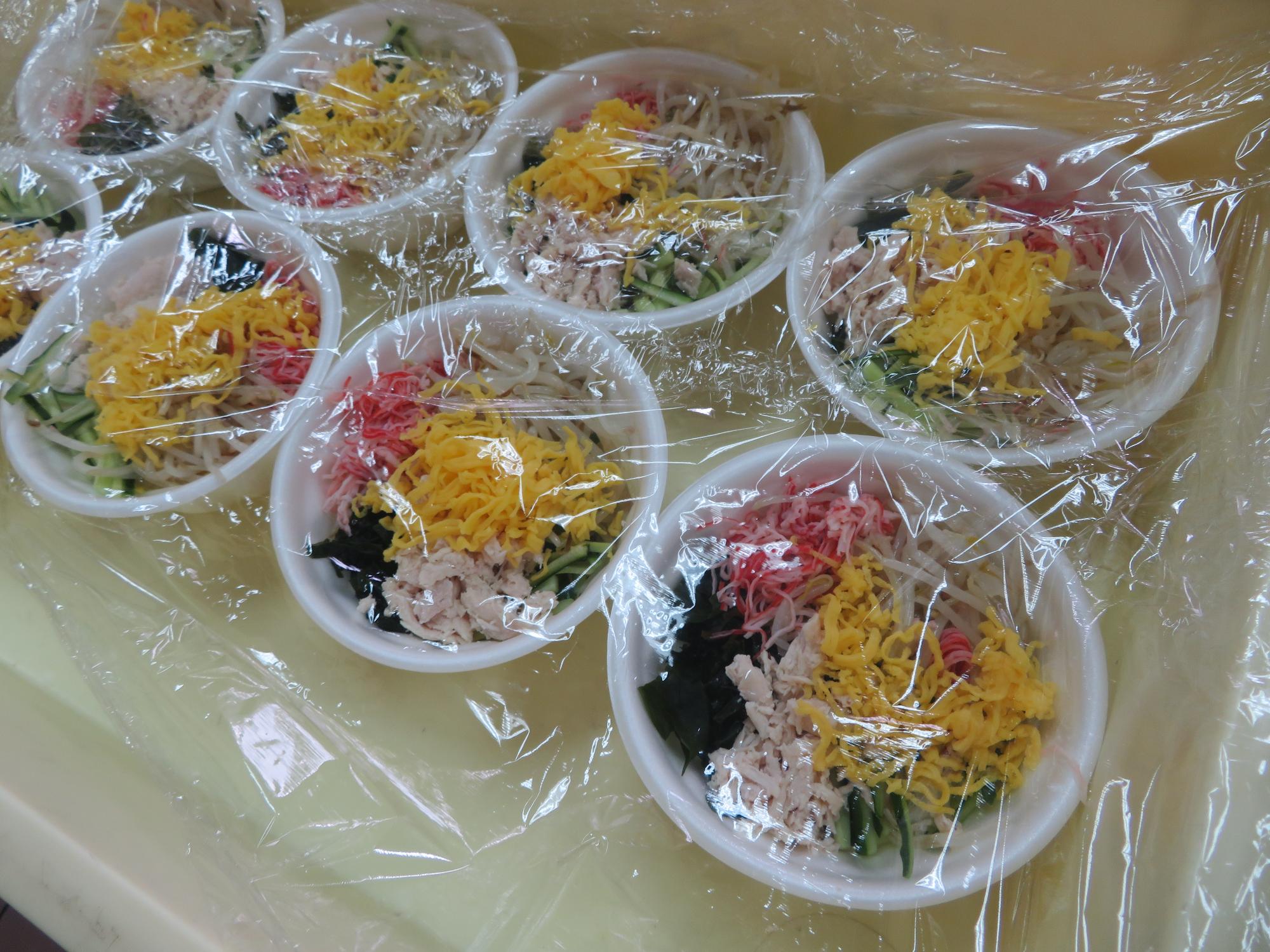 配膳された冷やし中華うどんの写真