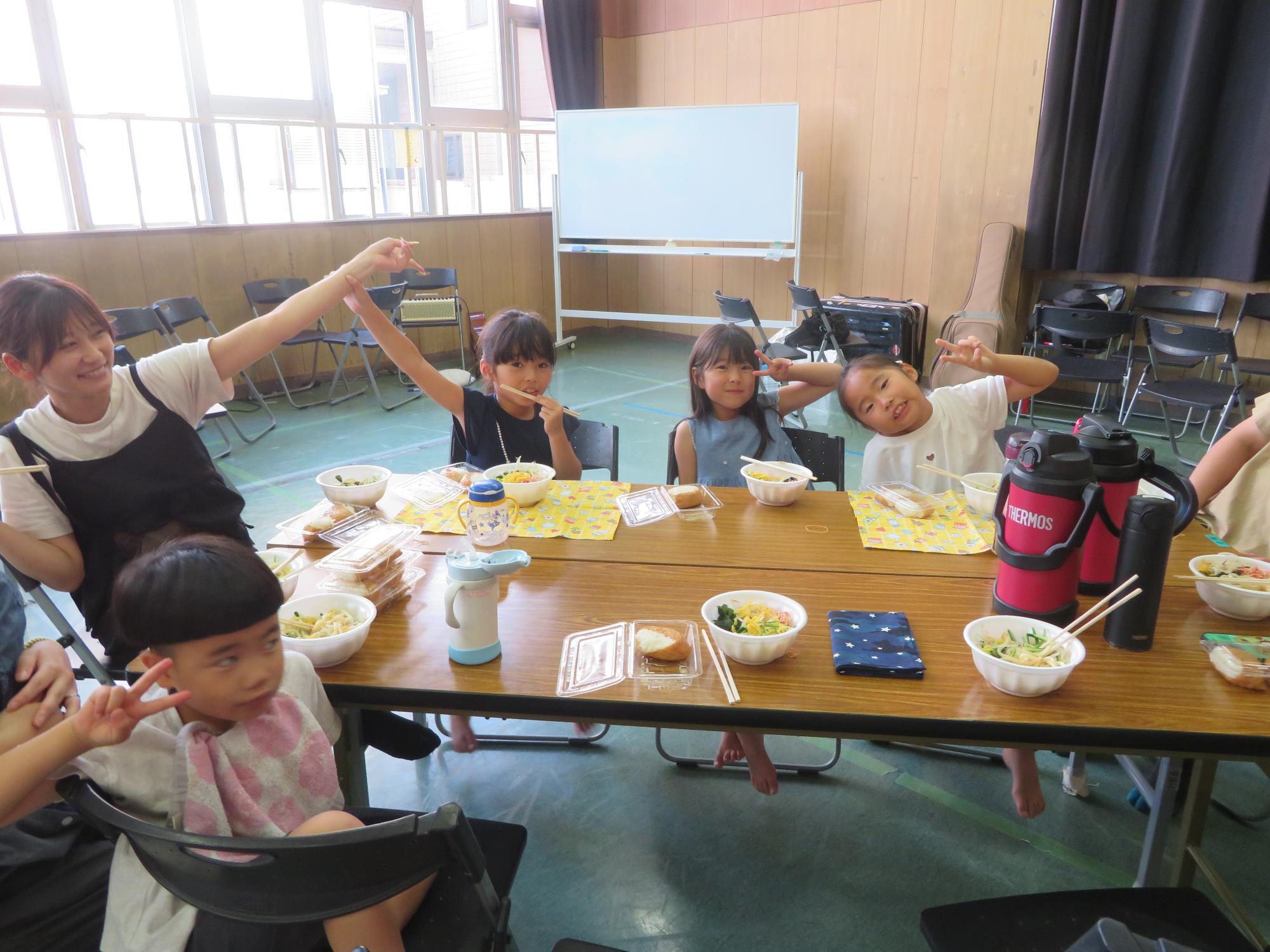 食事中の参加者の写真