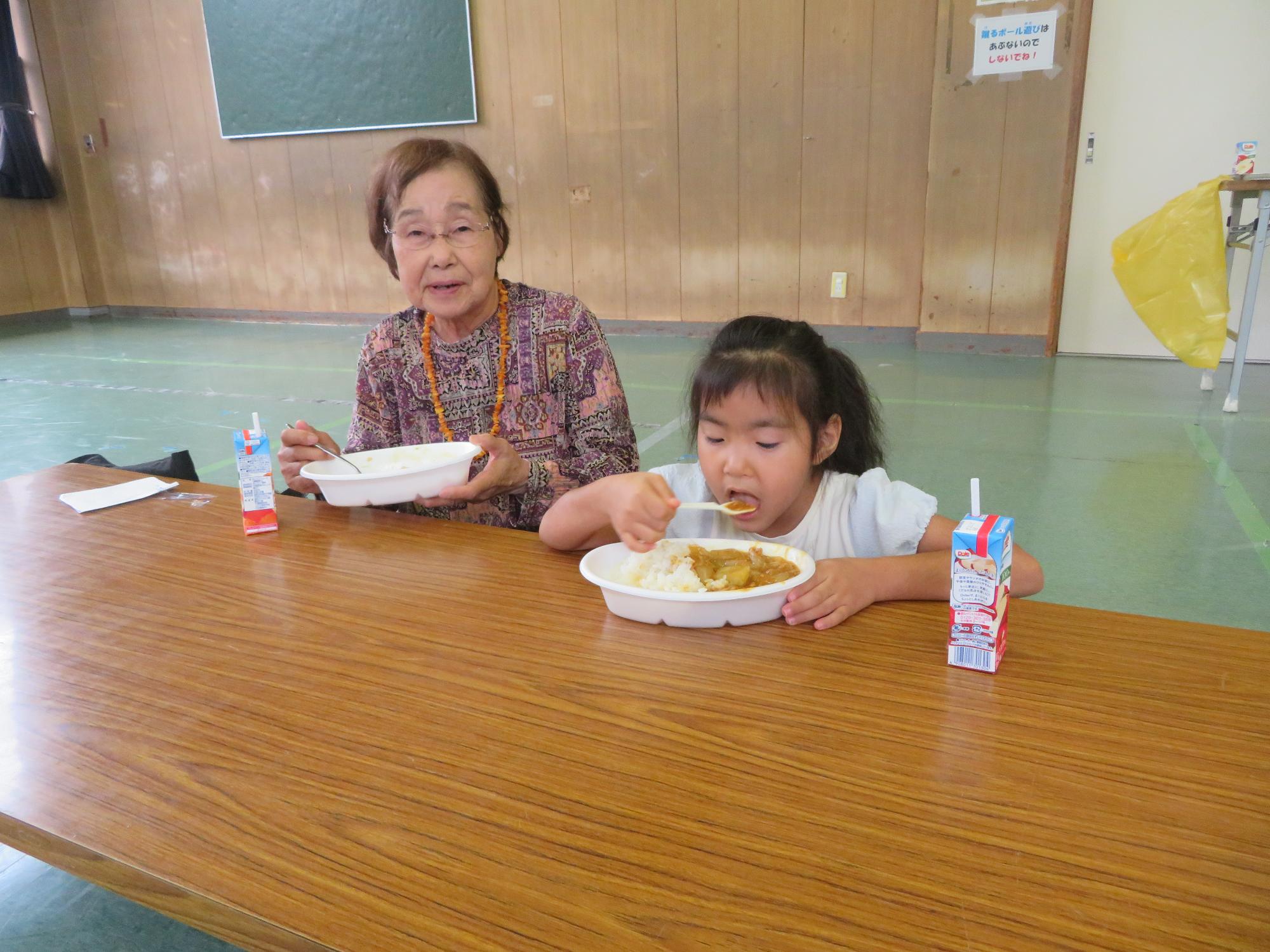 カレーを食べる小学生の写真