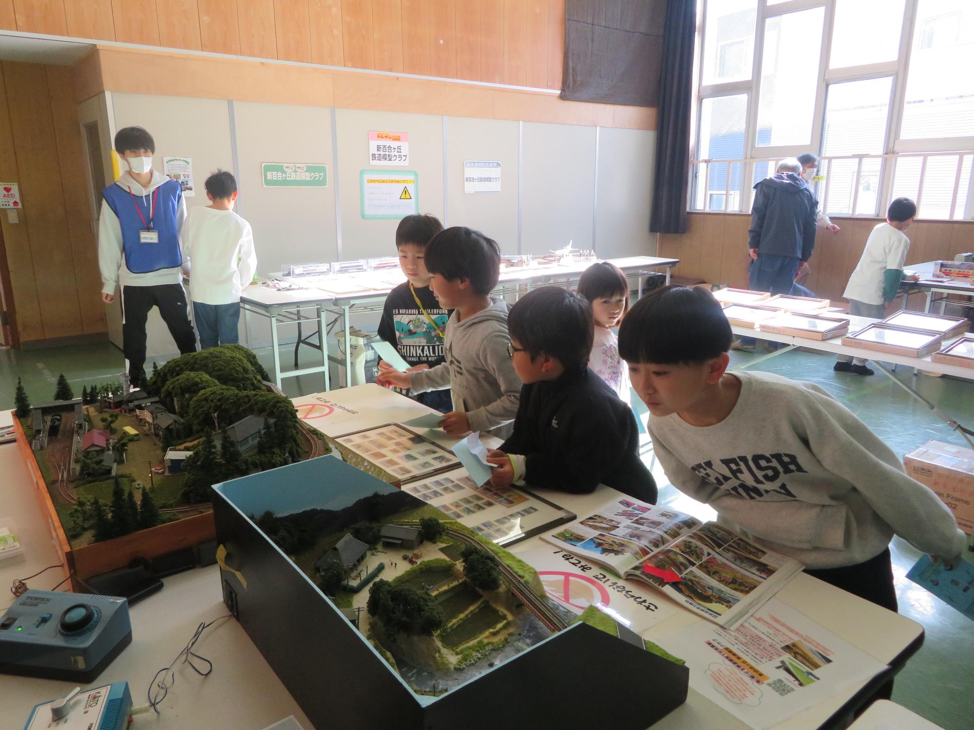 ジオラマ鑑賞している写真