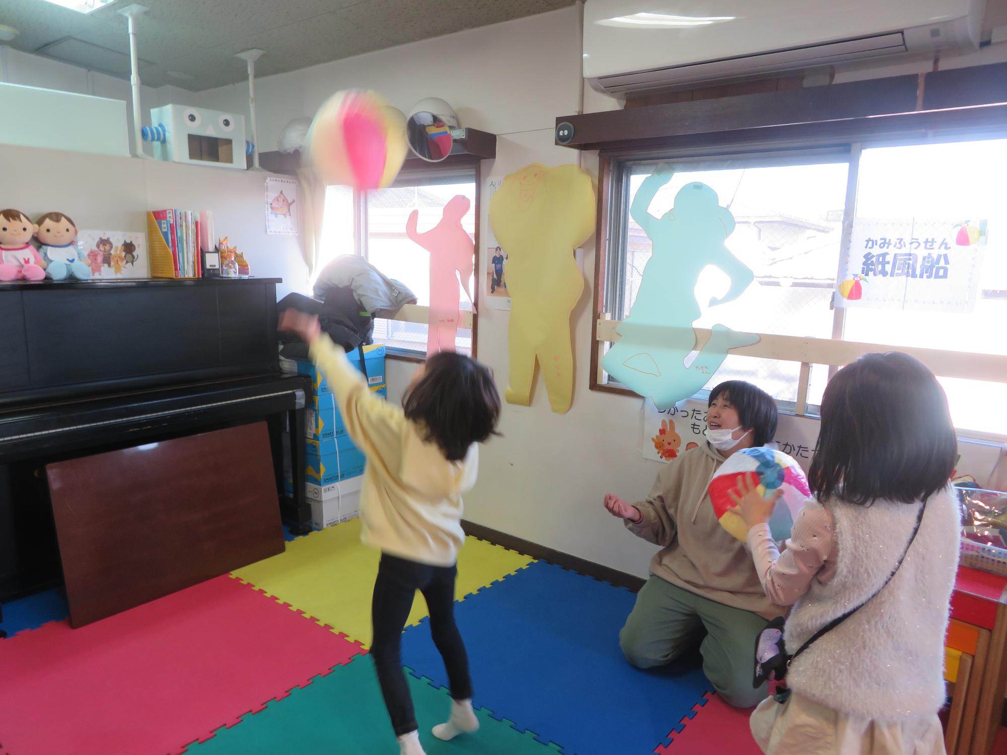 紙風船で遊んでいる写真