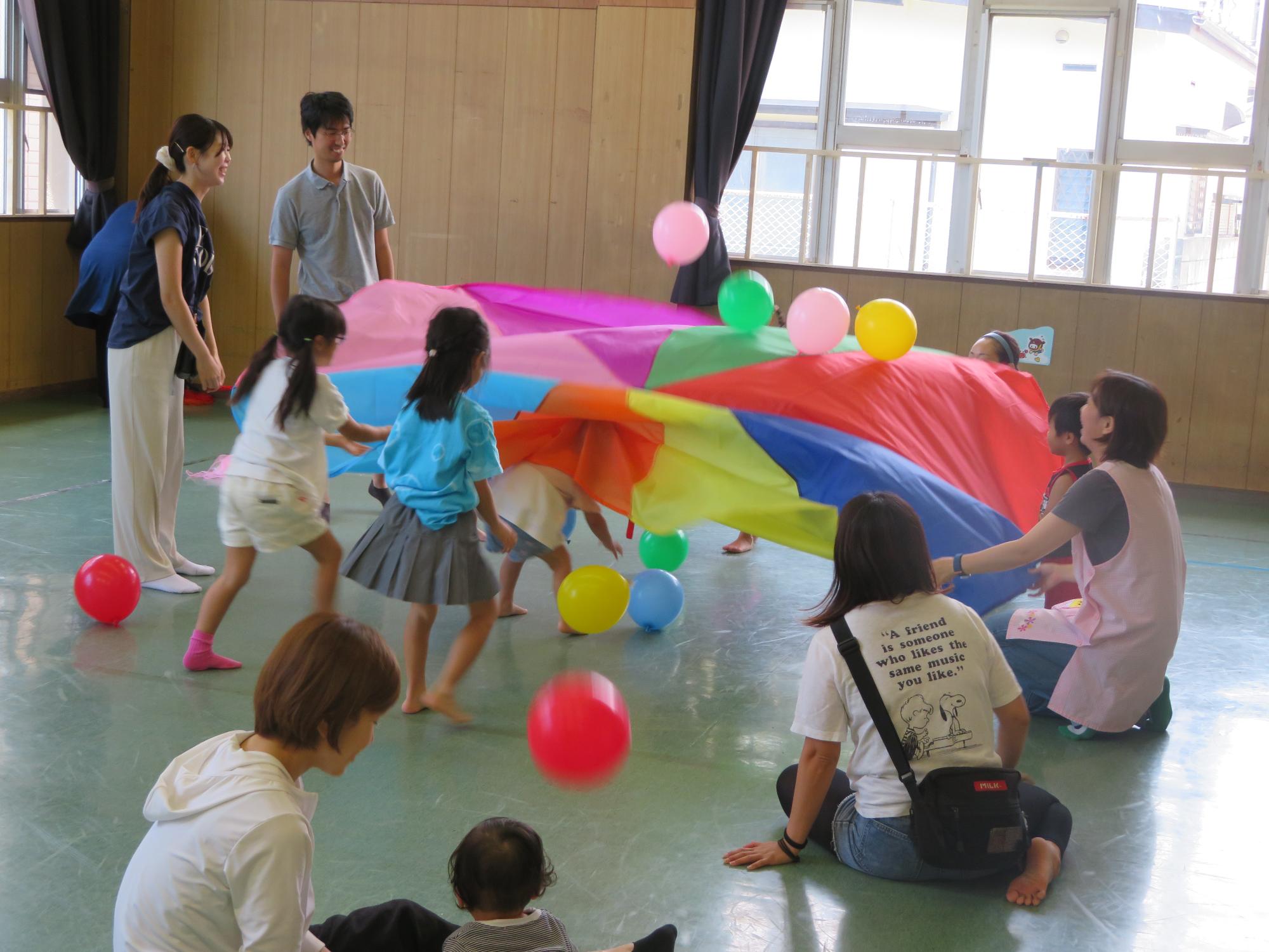 パラバルーンで遊んでいる写真