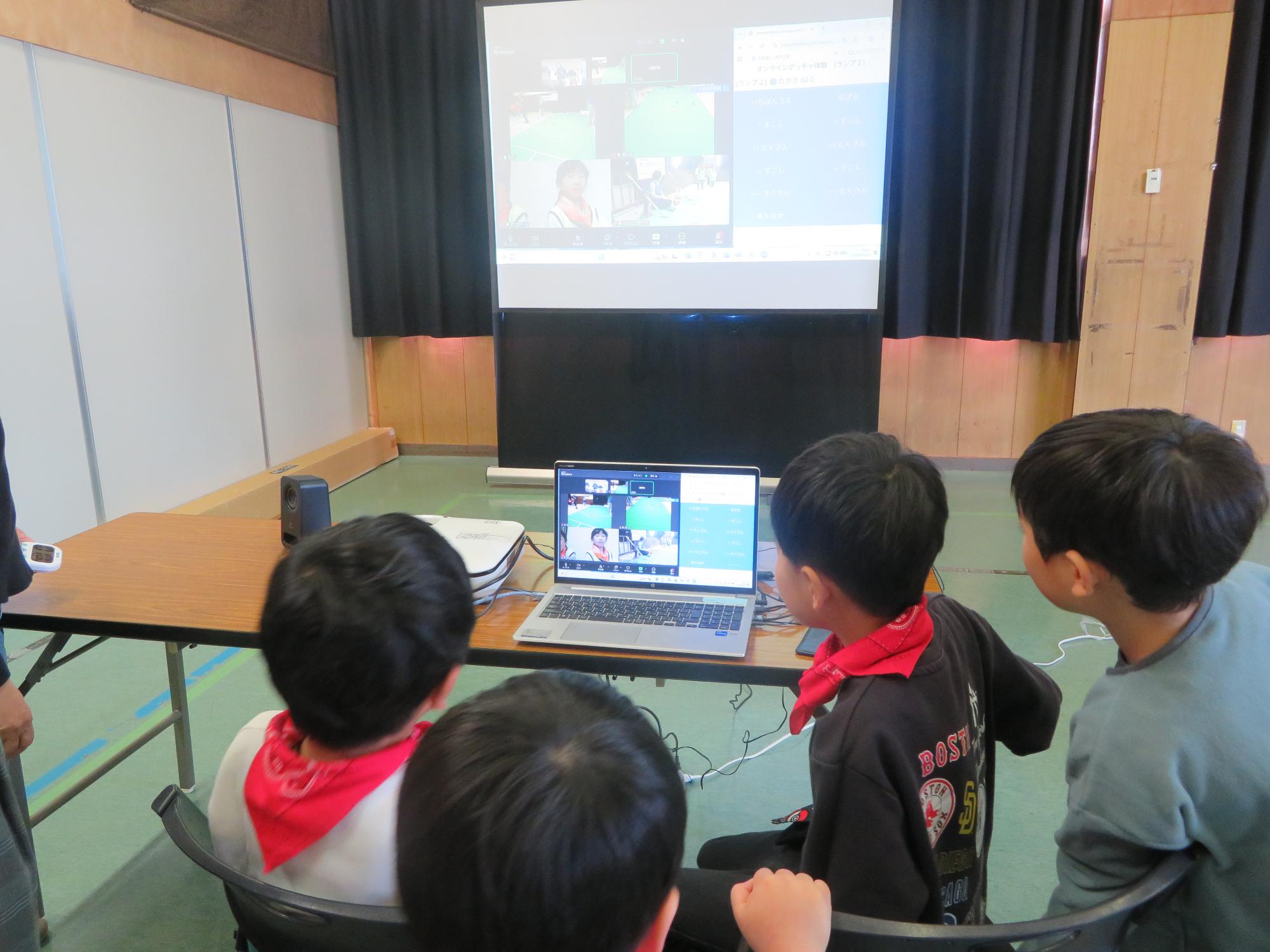 オンラインボッチャ対戦をしている写真