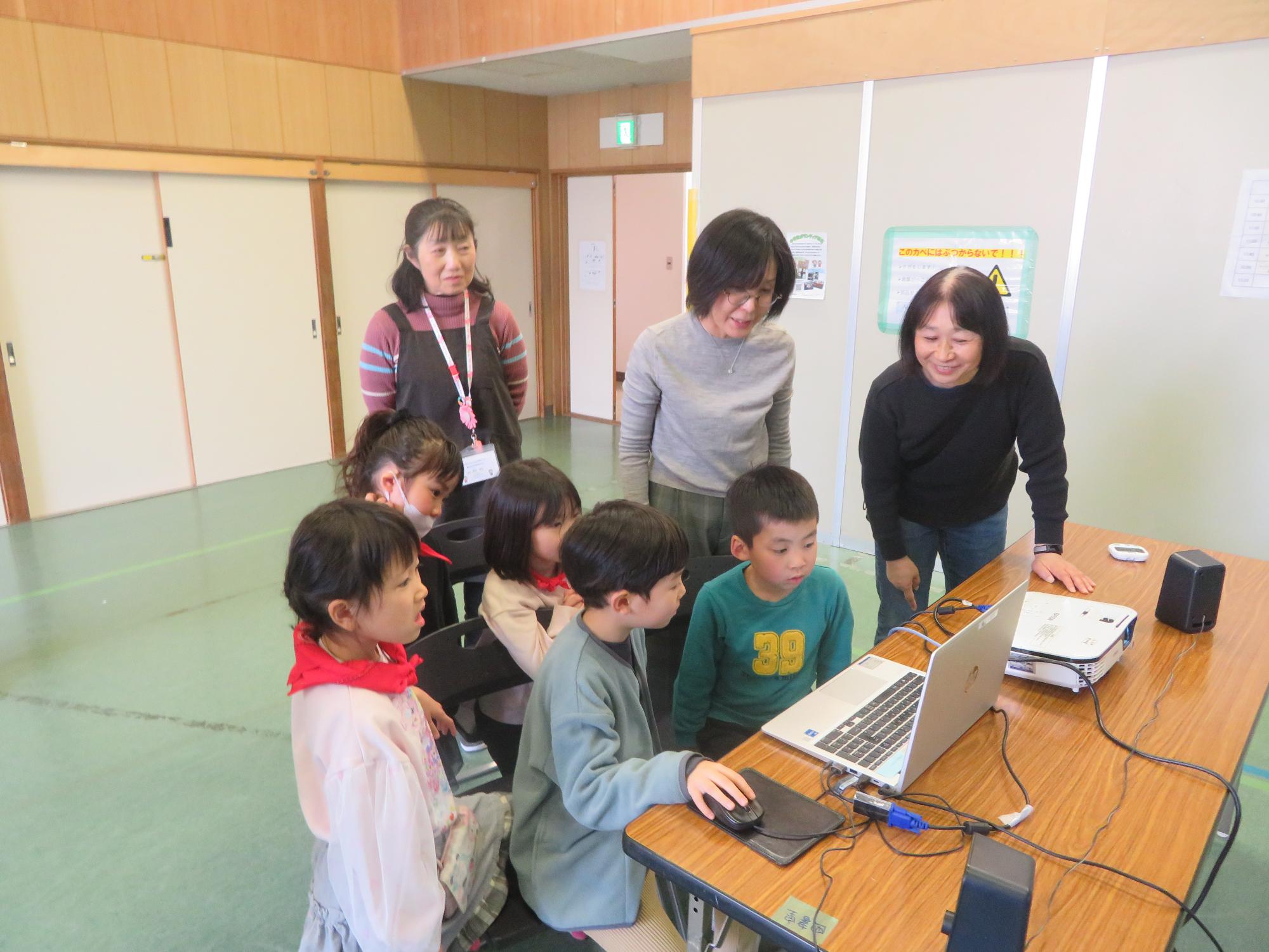 オンラインボッチャ対戦をしている写真