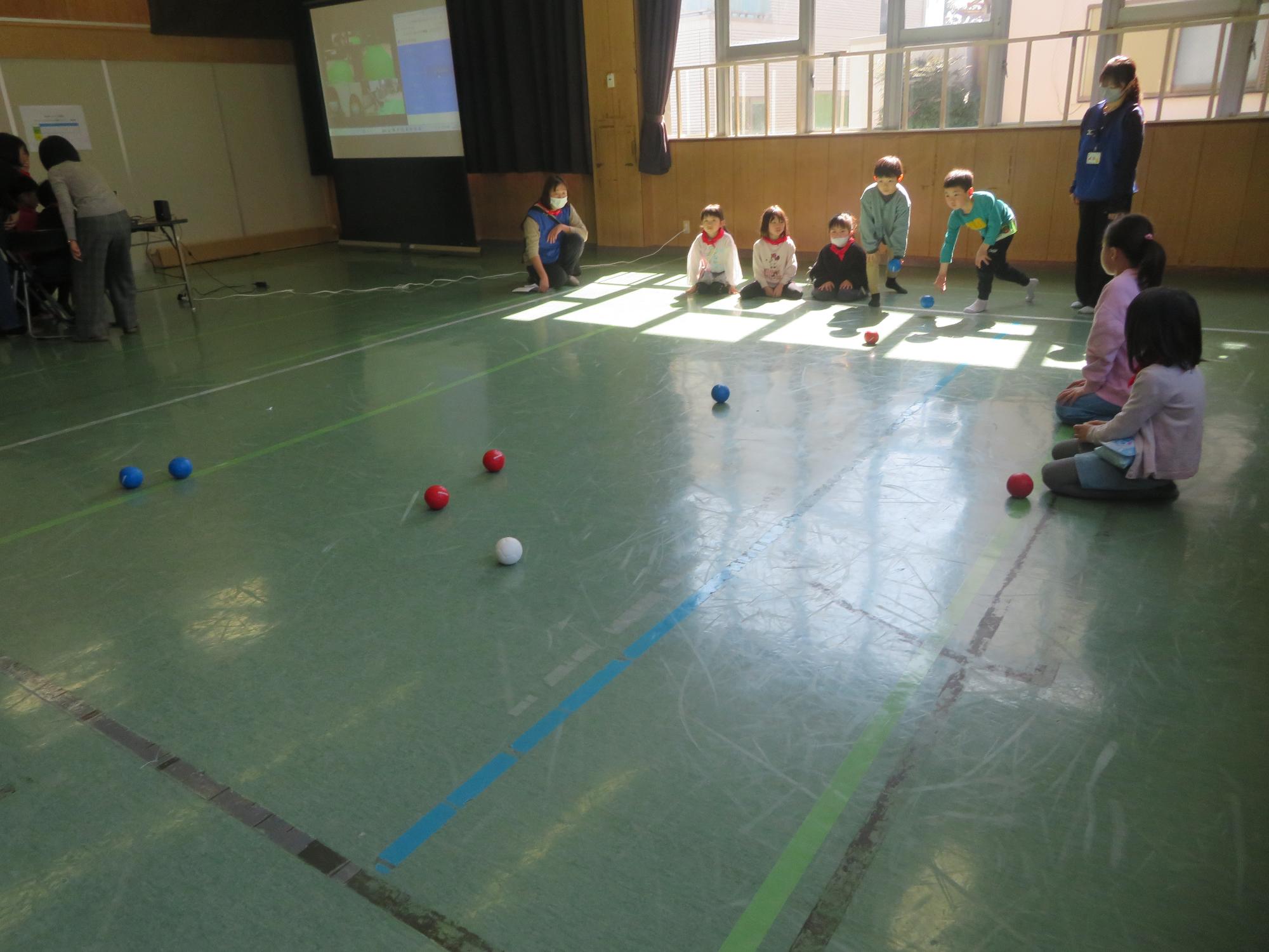 ボッチャ対戦をしている写真