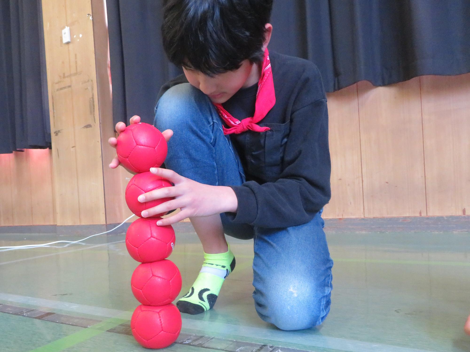 ボッチャボールを積み上げている写真