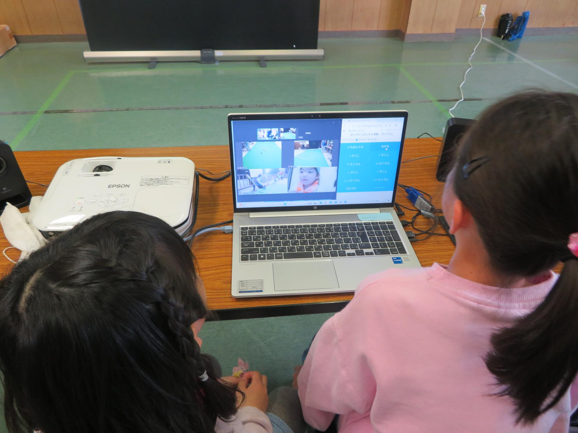 オンラインボッチャ対戦をしている写真