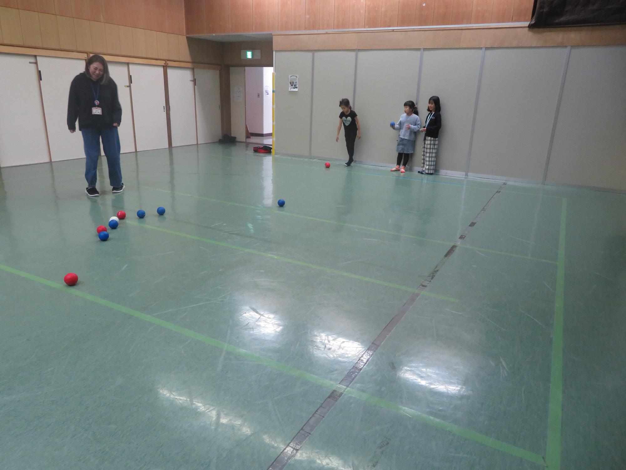 ボッチャ対戦している写真