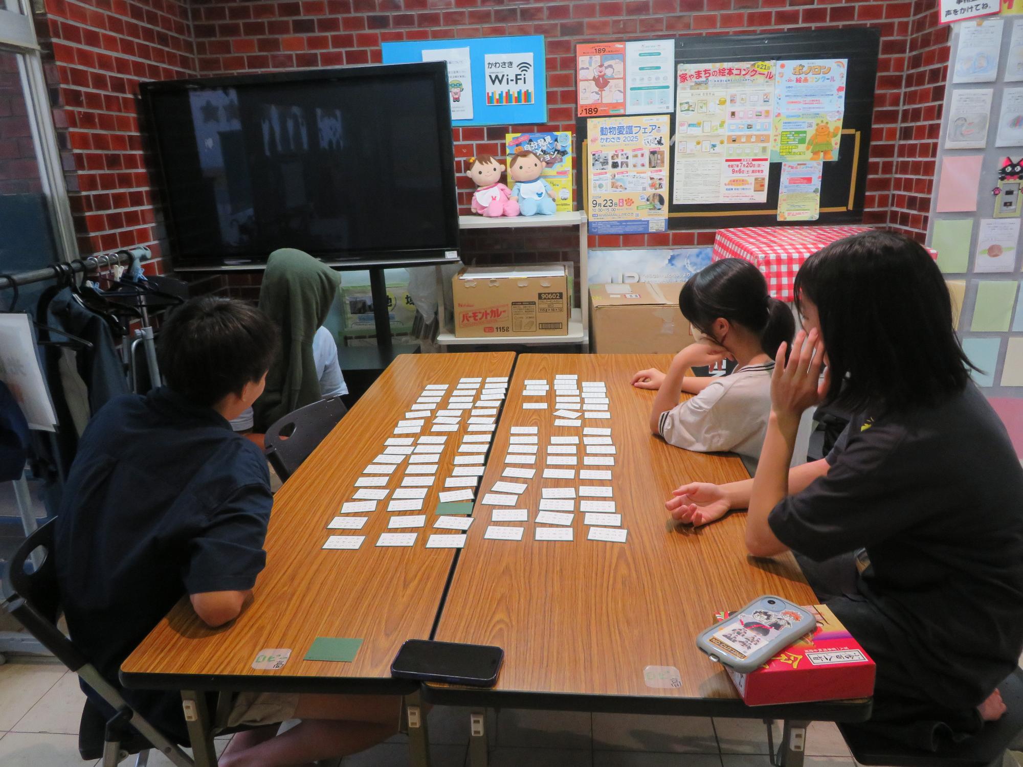 百人一首をしている参加者の写真