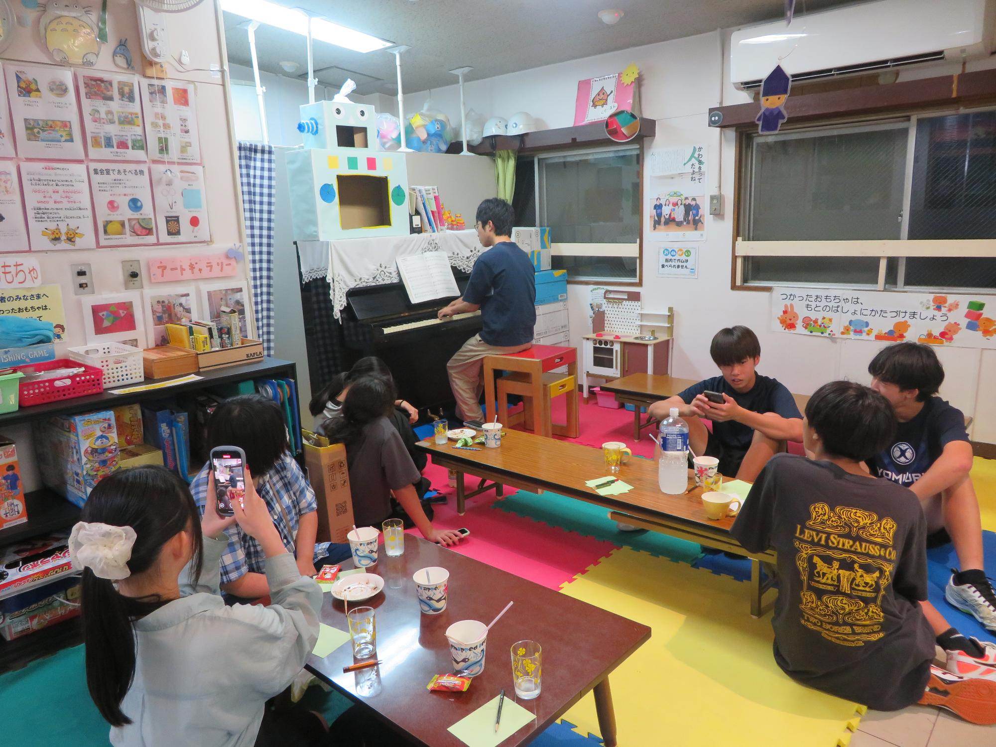 ピアノ演奏を披露する参加者の写真
