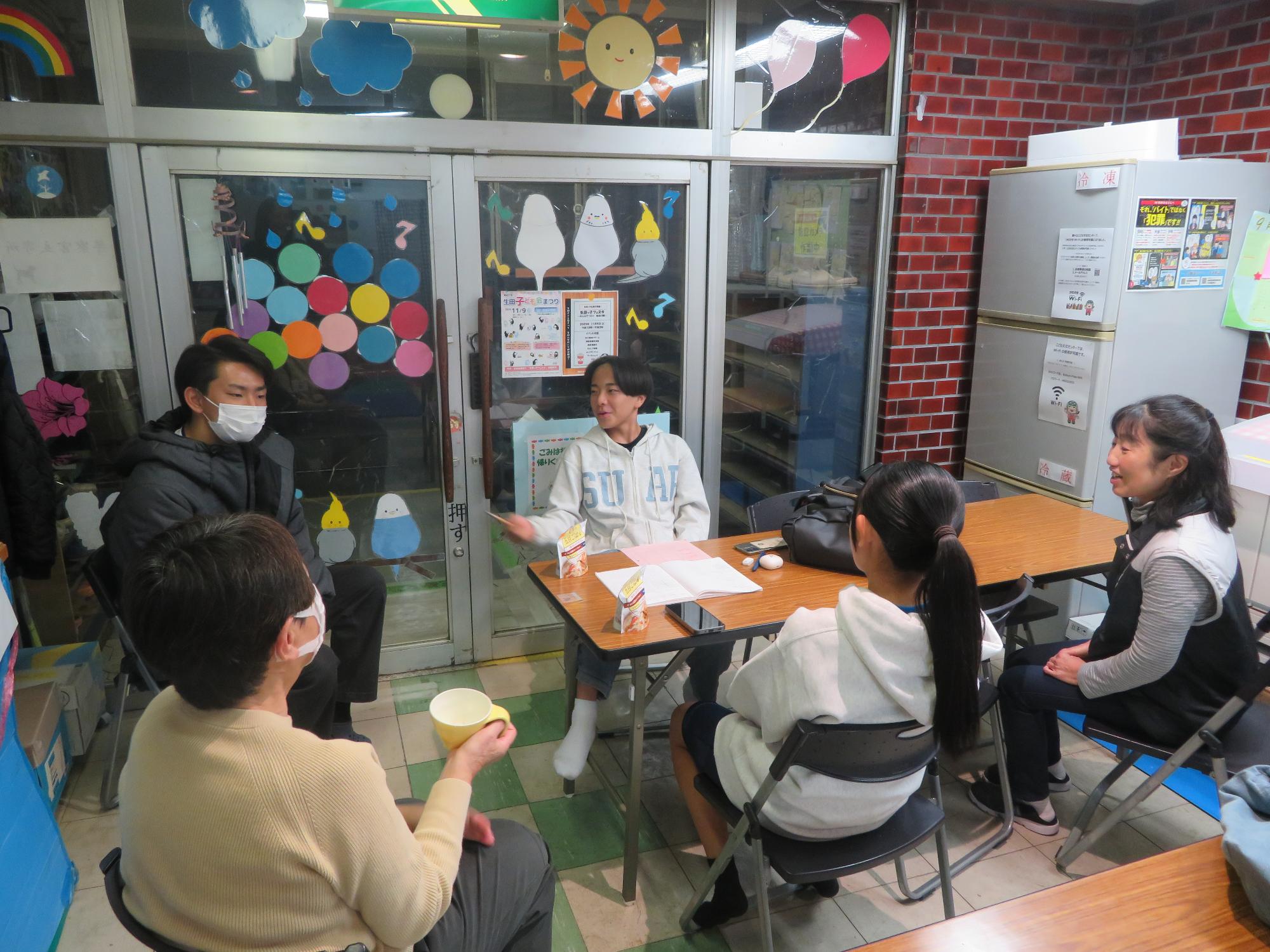 中学生と職員と話をしている写真