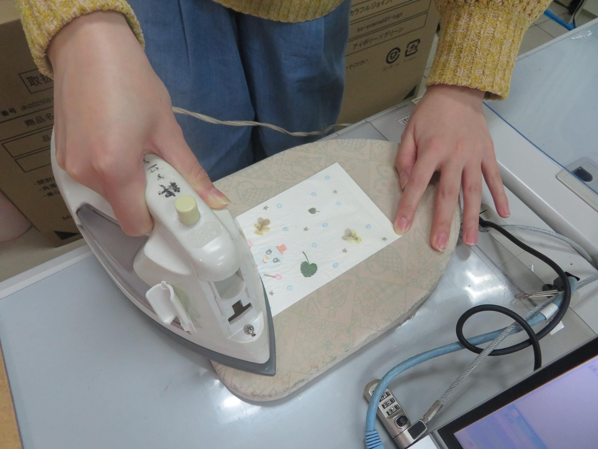 アイロン作業中の写真